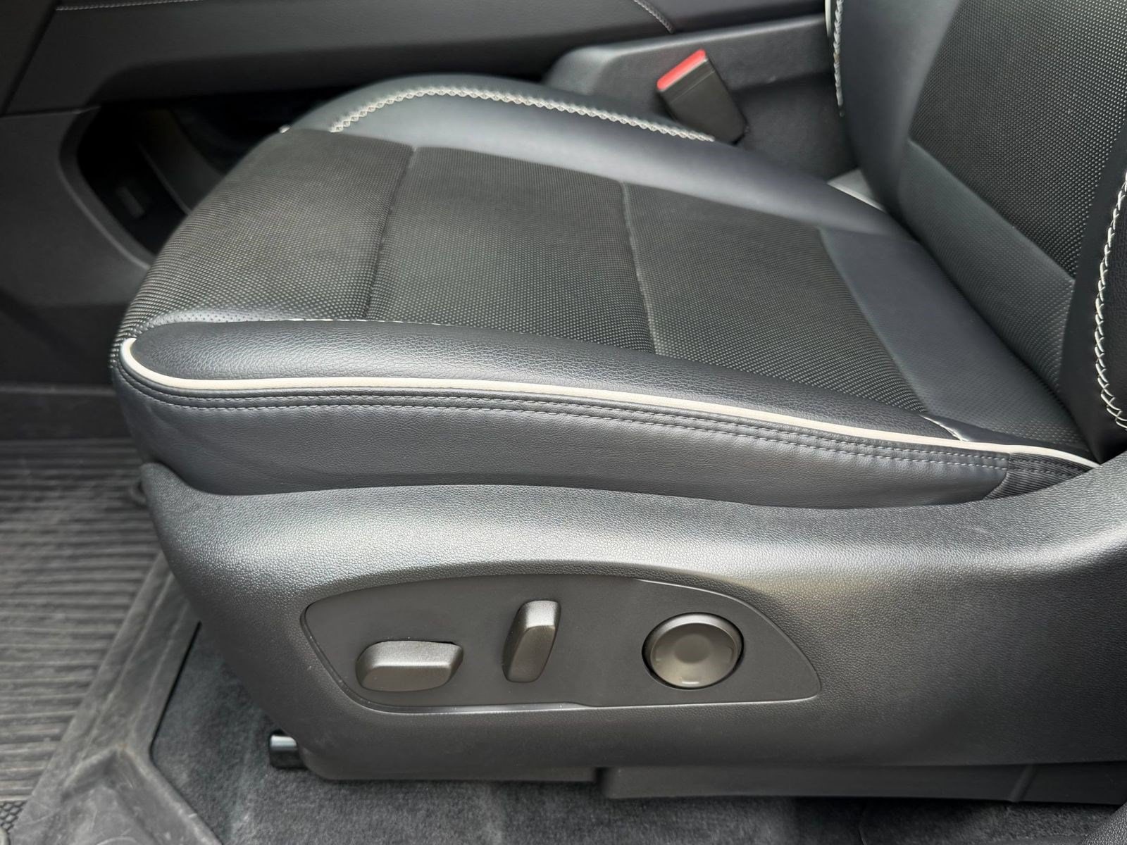 2024 GMC Acadia Denali - Photo 15