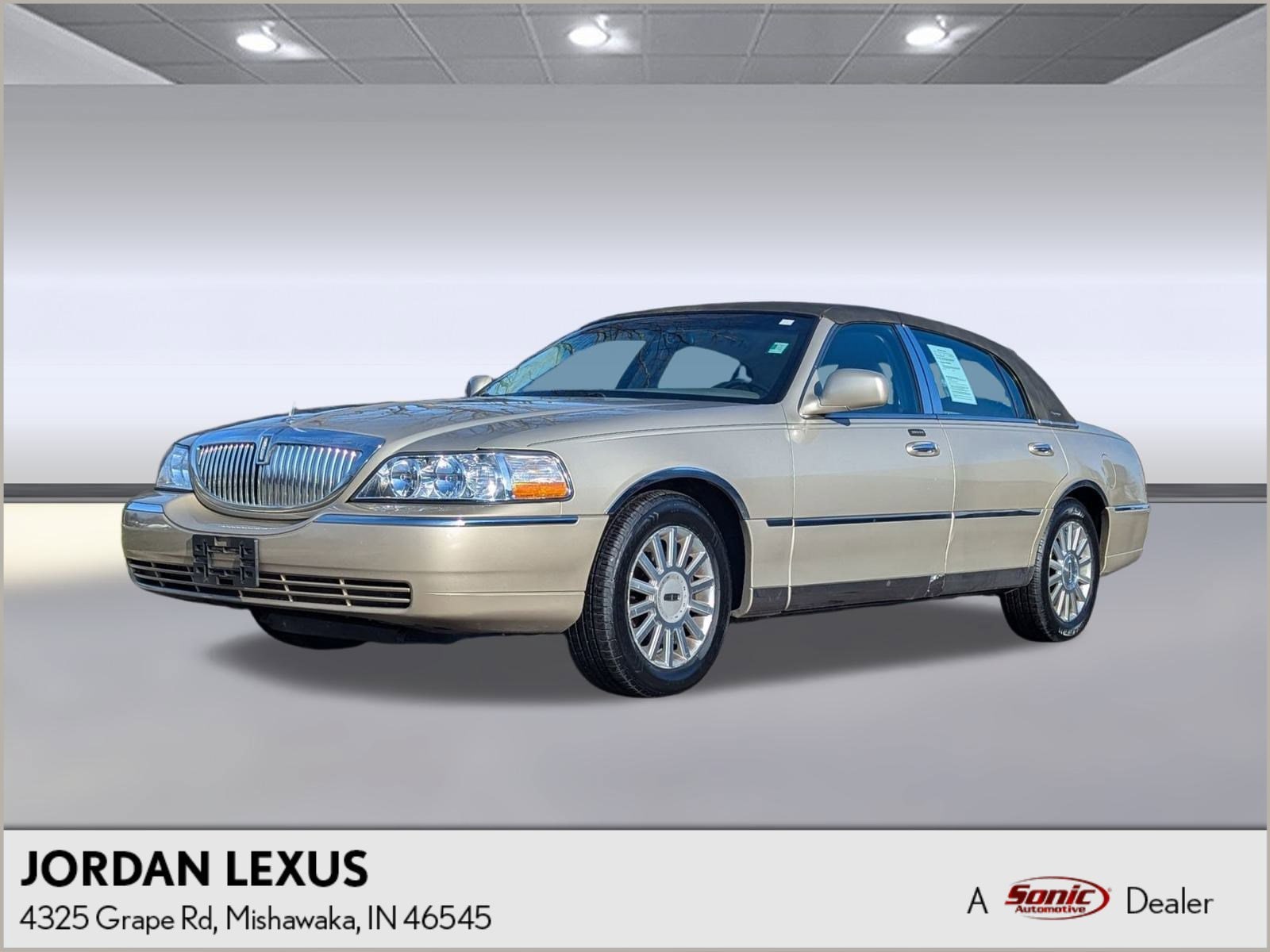 2004 Lincoln Town Car Signature's photo