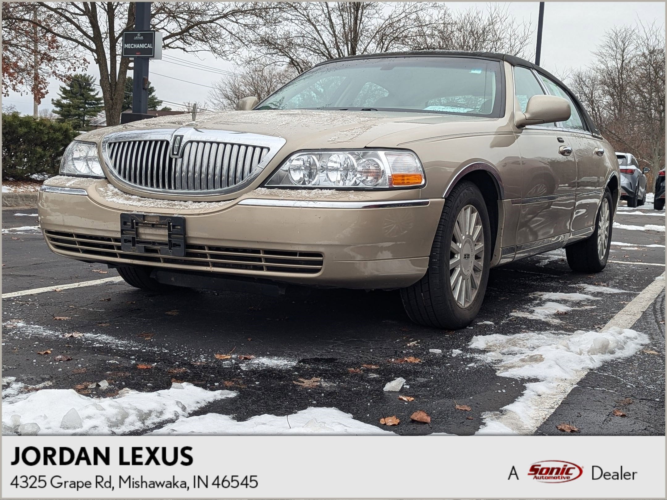 2004 Lincoln Town Car Signature's photo