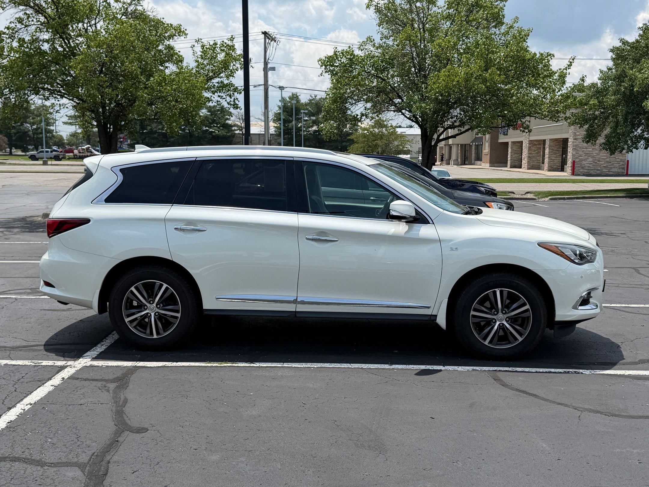 QX60 LUXE SUV