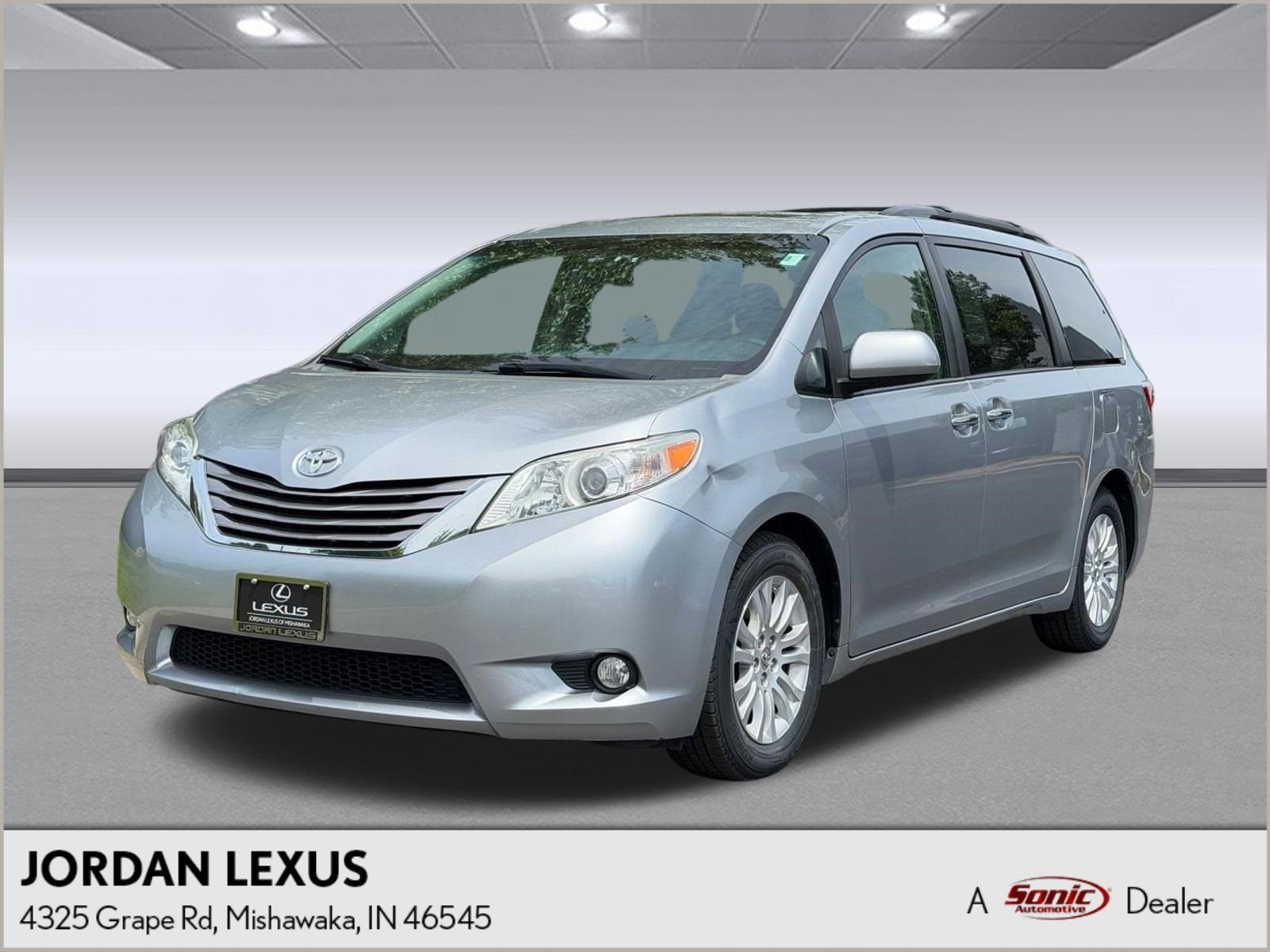 2015 Toyota Sienna XLE V6 7-Passenger Access Seat's photo