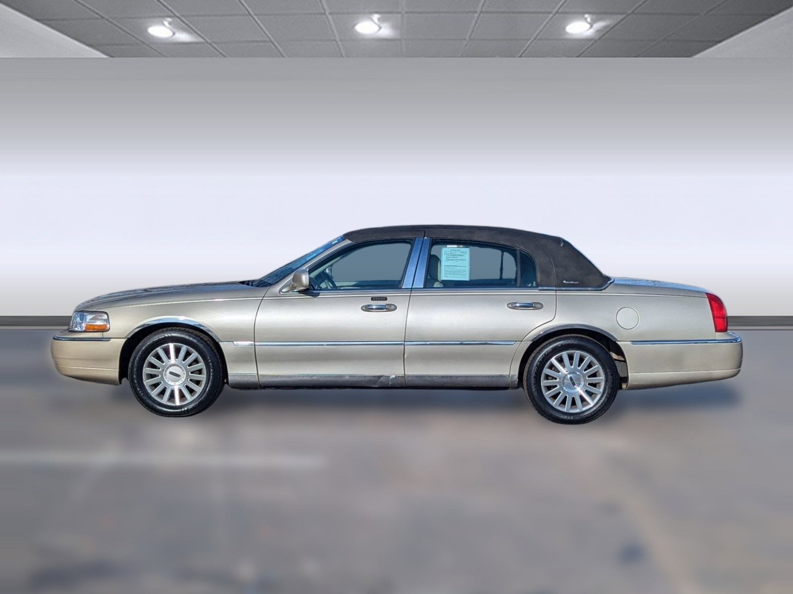 Used 2004 Lincoln Town Car Signature with VIN 1LNHM81W04Y679716 for sale in Mishawaka, IN