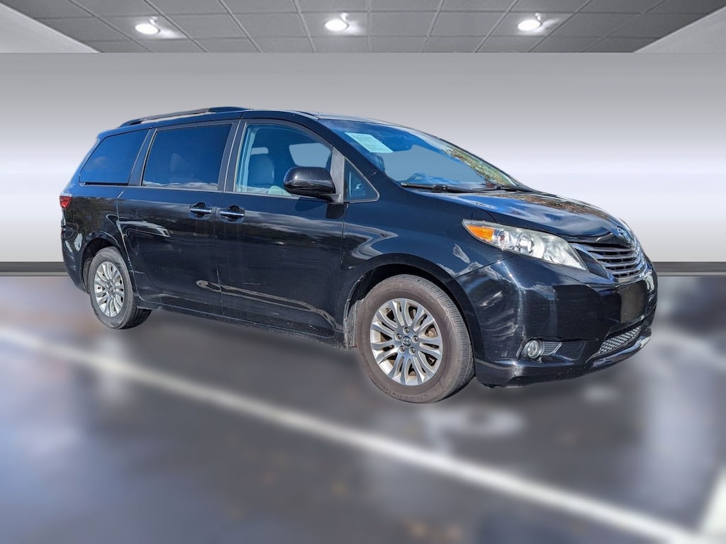 Used 2017 Toyota Sienna XLE 8 Passenger Van Passenger Van