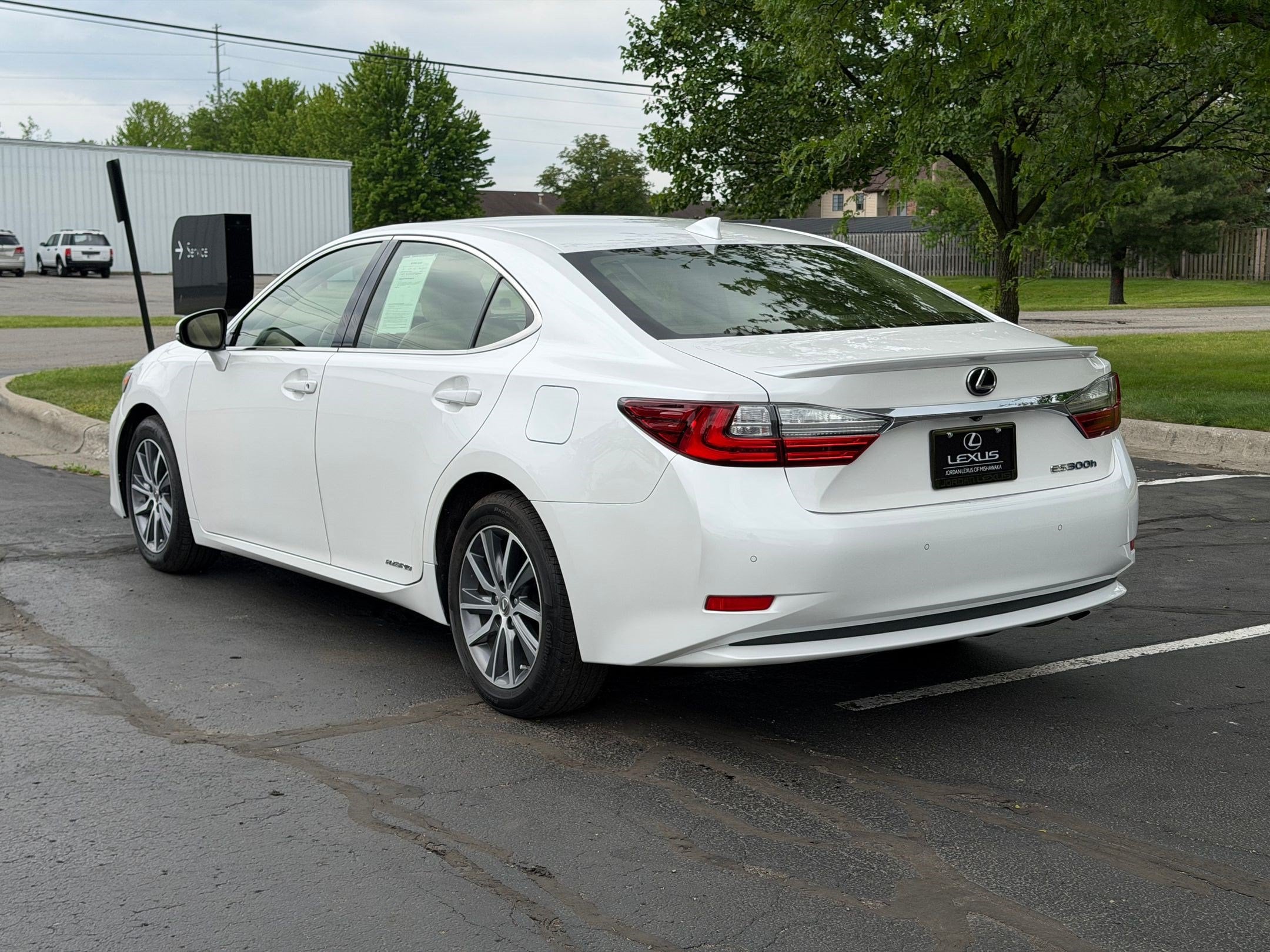 ES 300h Sedan
