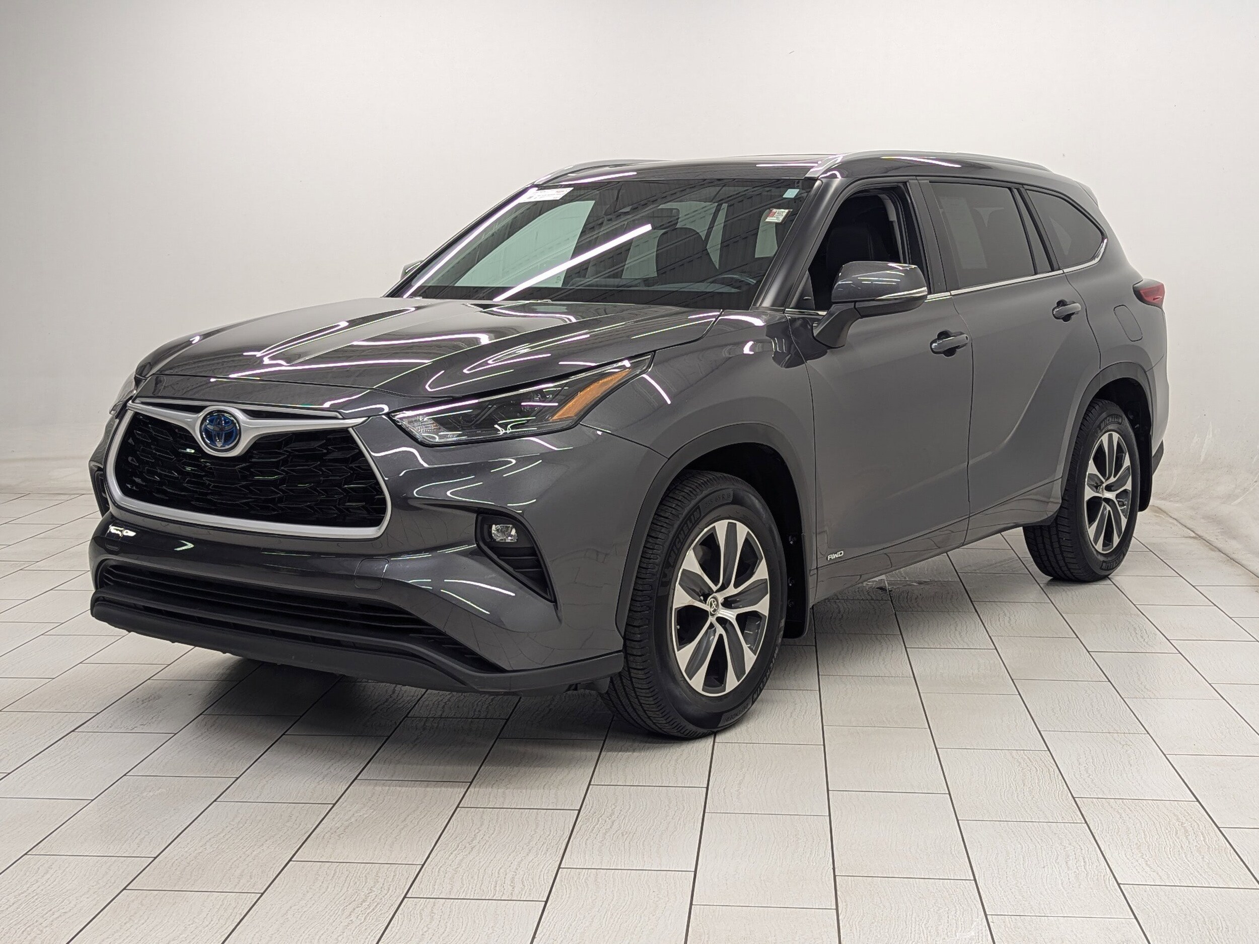 2023 Toyota Highlander Hybrid XLE photo 3
