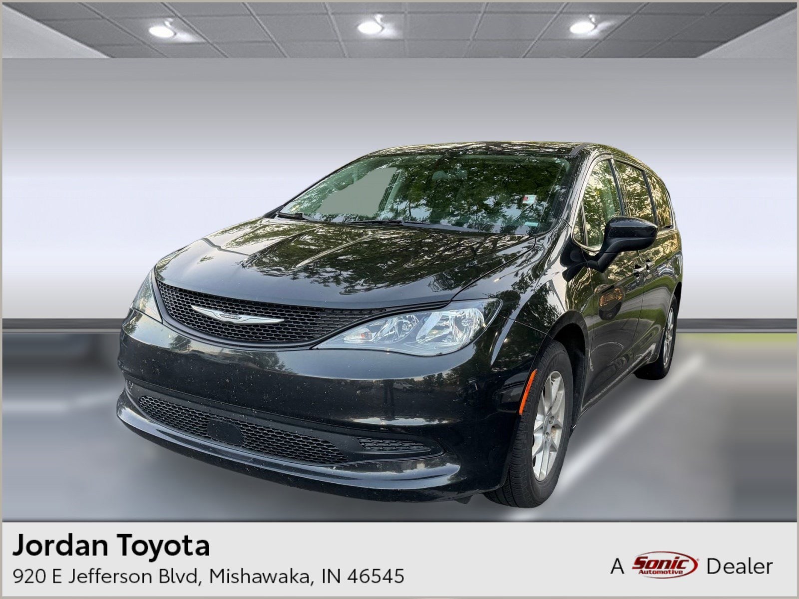 2022 Chrysler Voyager LX's photo