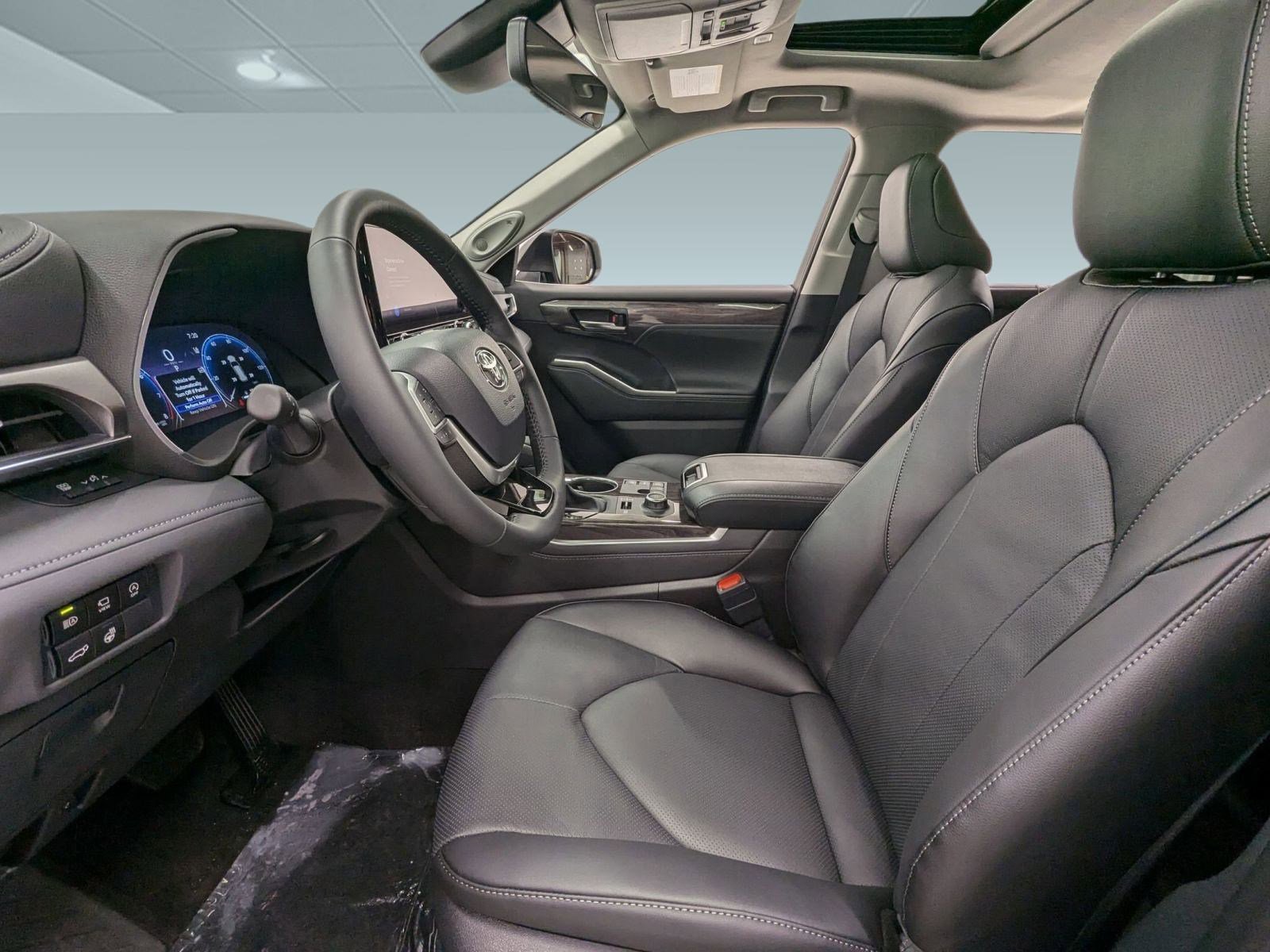 2026 Toyota Highlander Limited photo 4