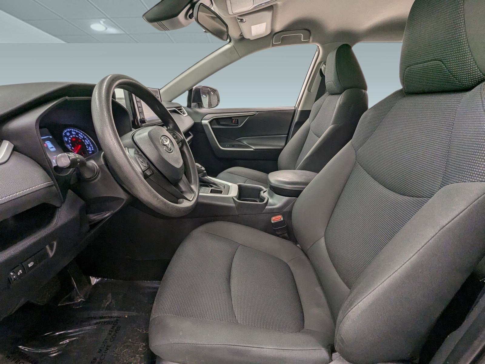 2022 Toyota RAV4 LE photo 4