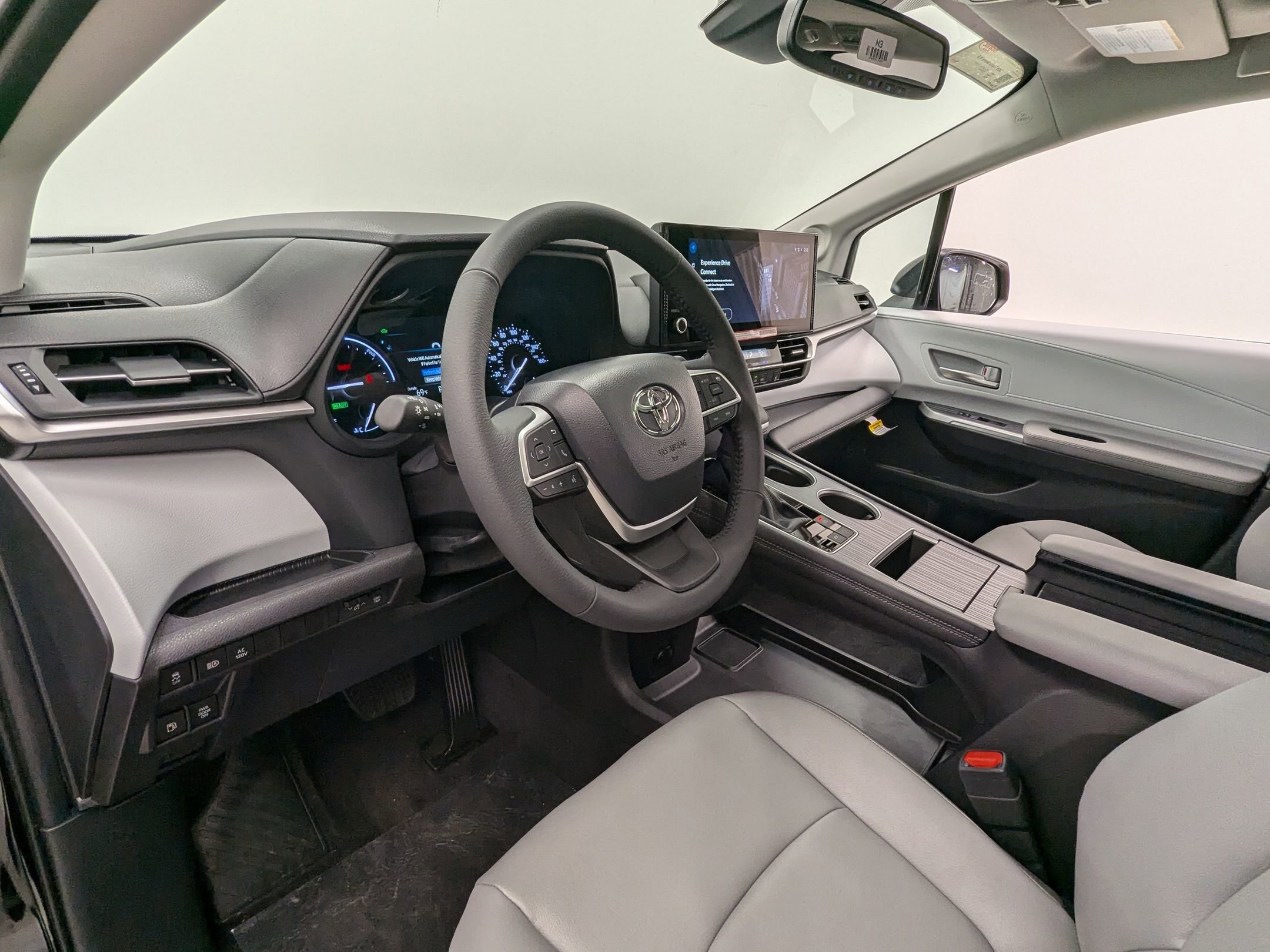 2025 Toyota Sienna XLE photo 3