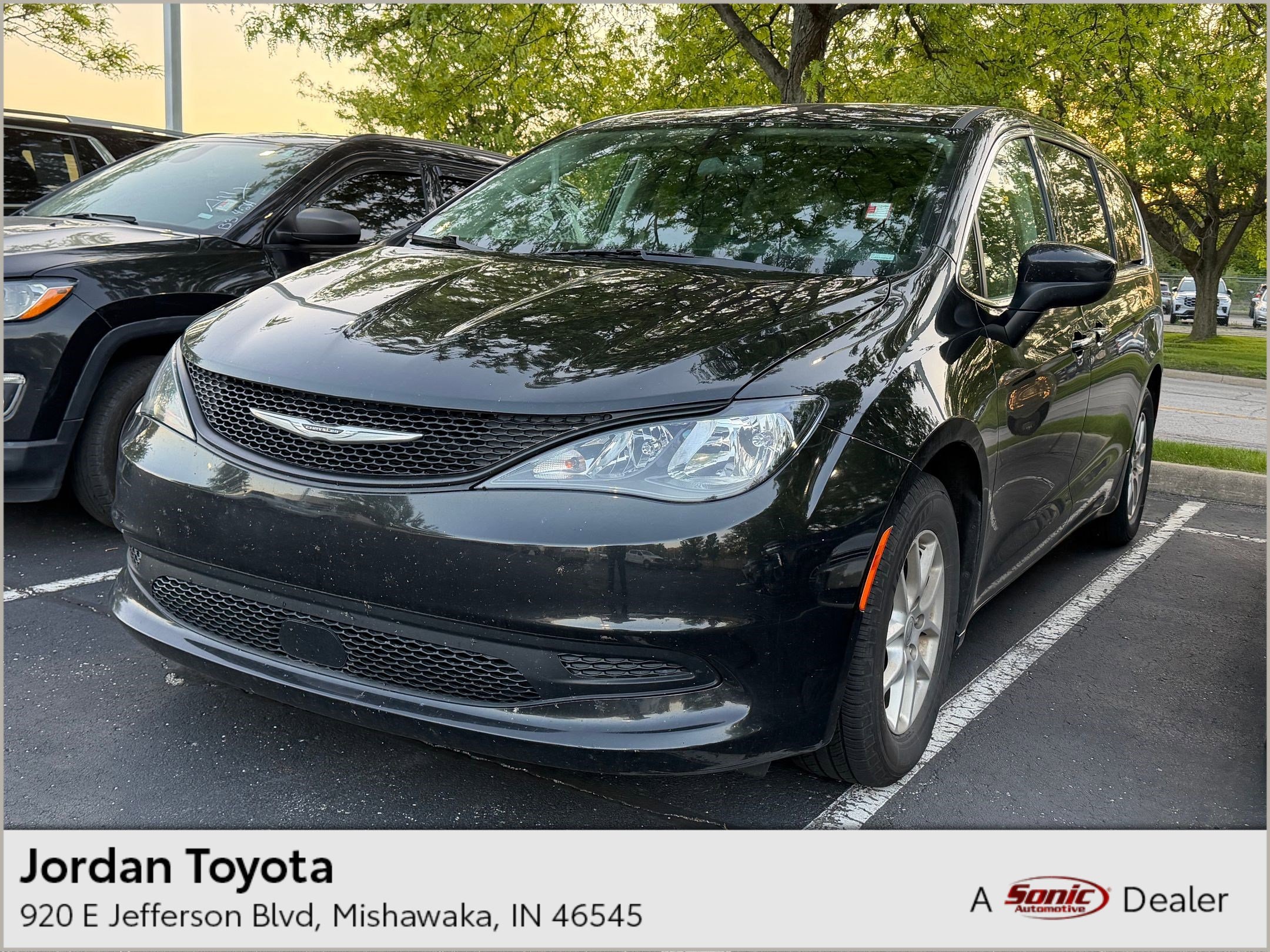 2022 Chrysler Voyager LX's photo