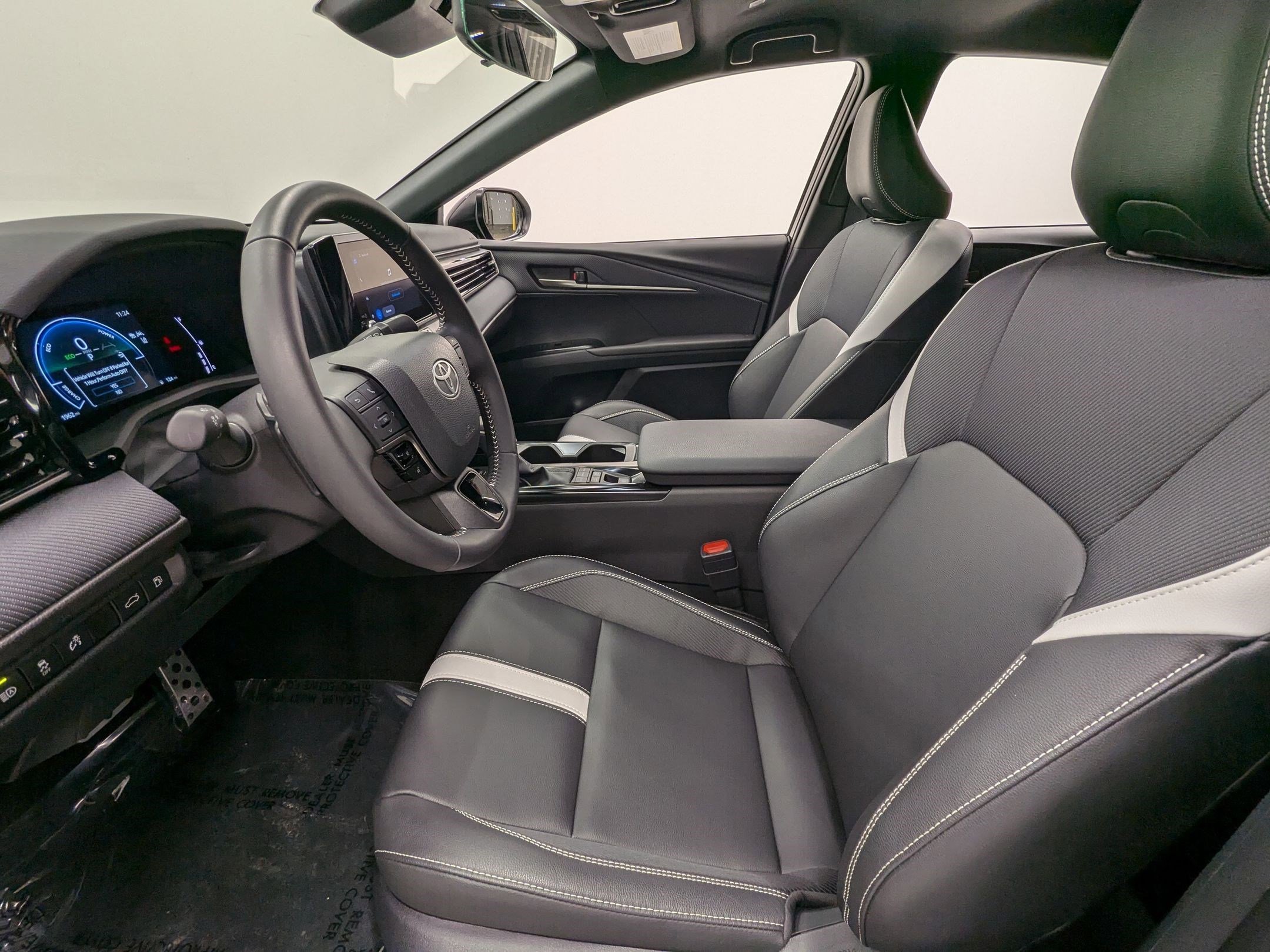 2025 Toyota Camry SE photo 4