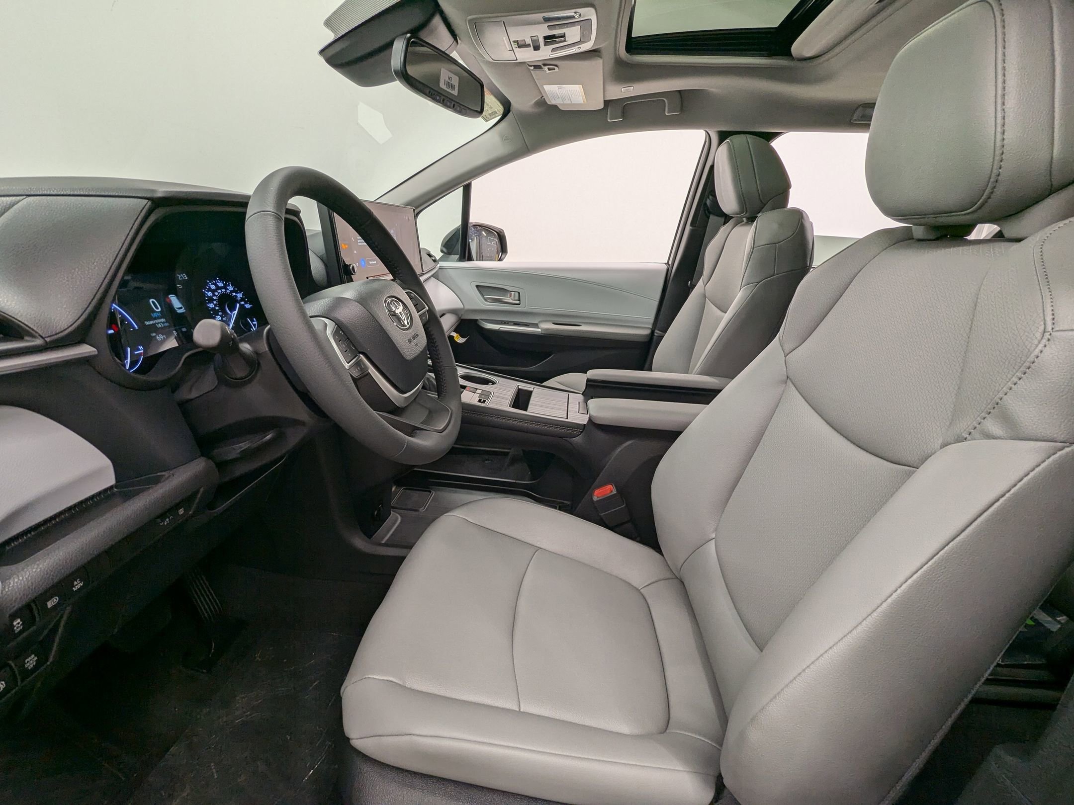 2025 Toyota Sienna XLE photo 4