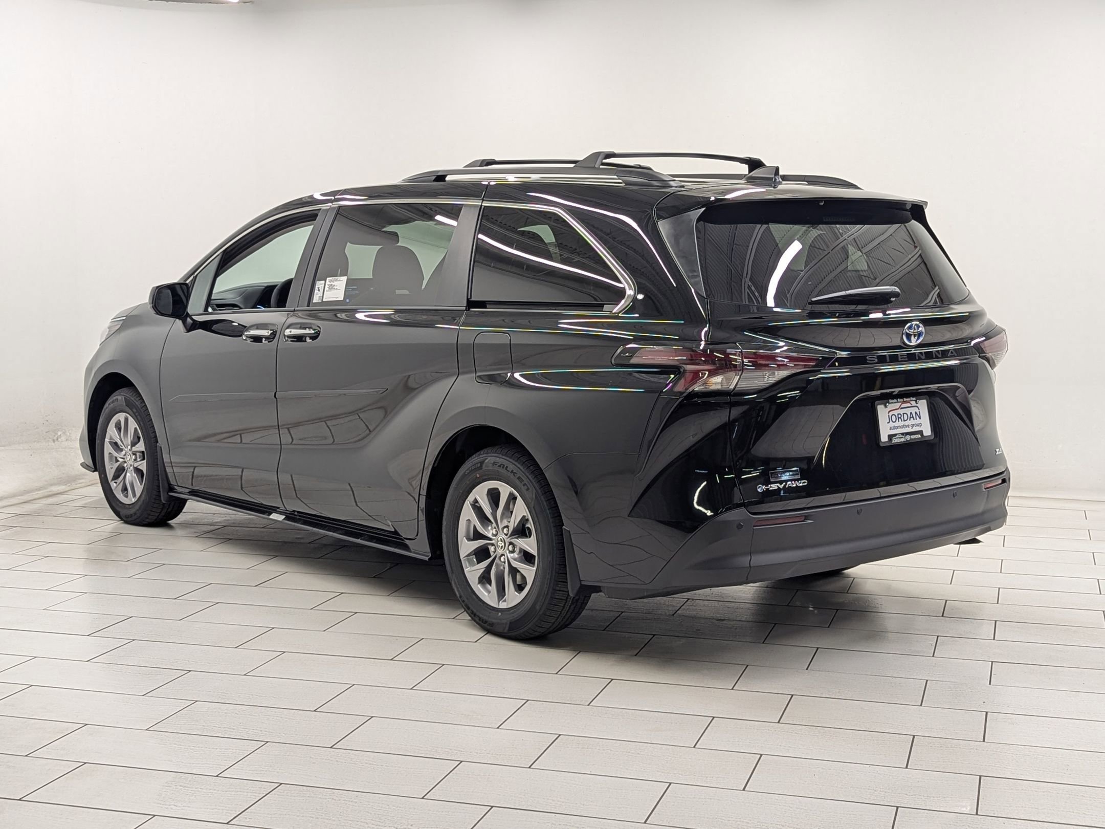 2025 Toyota Sienna XLE photo 2