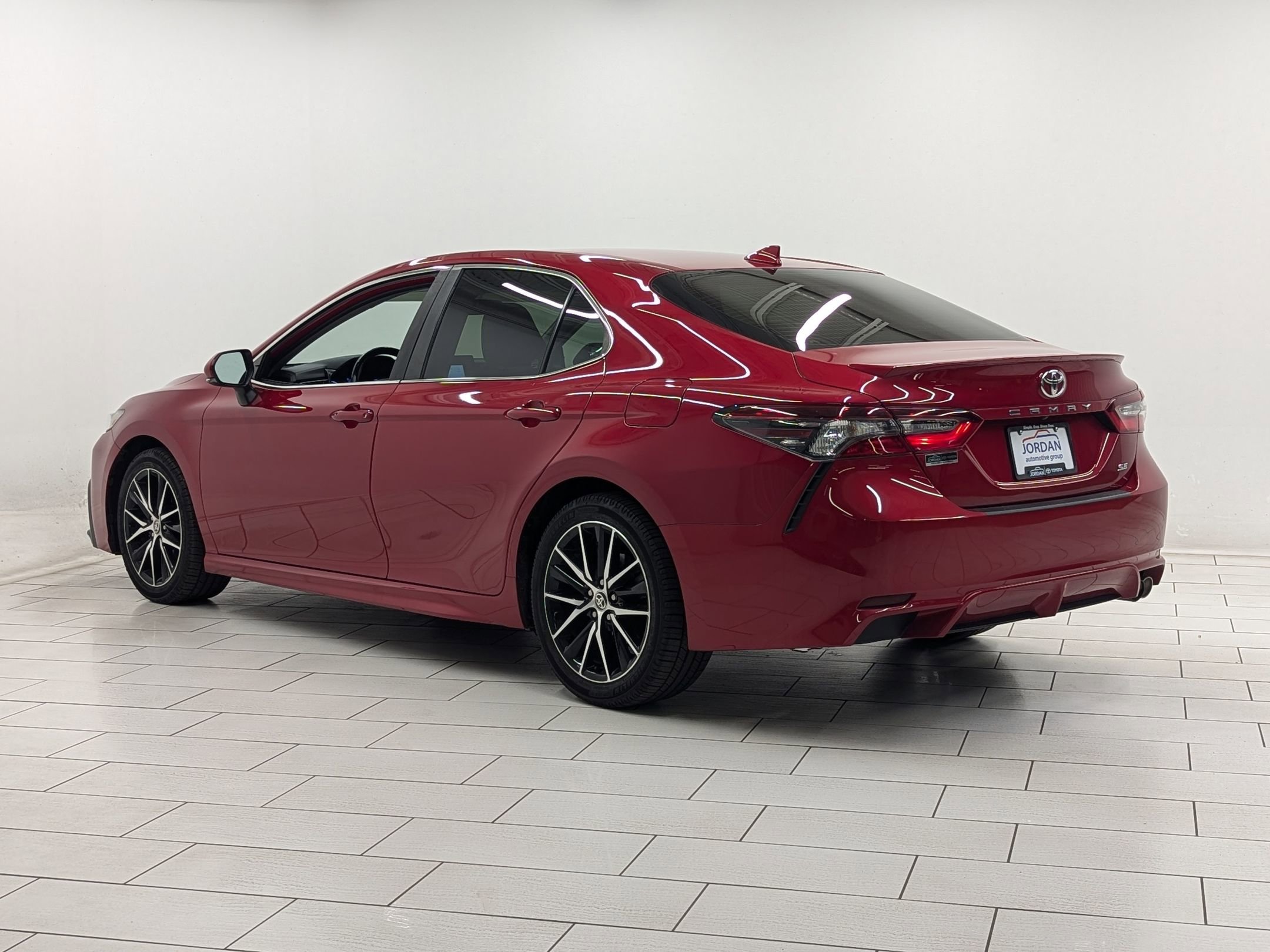 2022 Toyota Camry SE photo 2