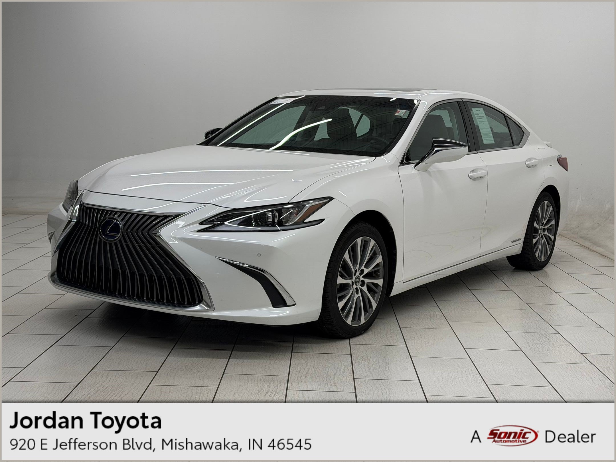 2021 Lexus ES 300h 300h's photo