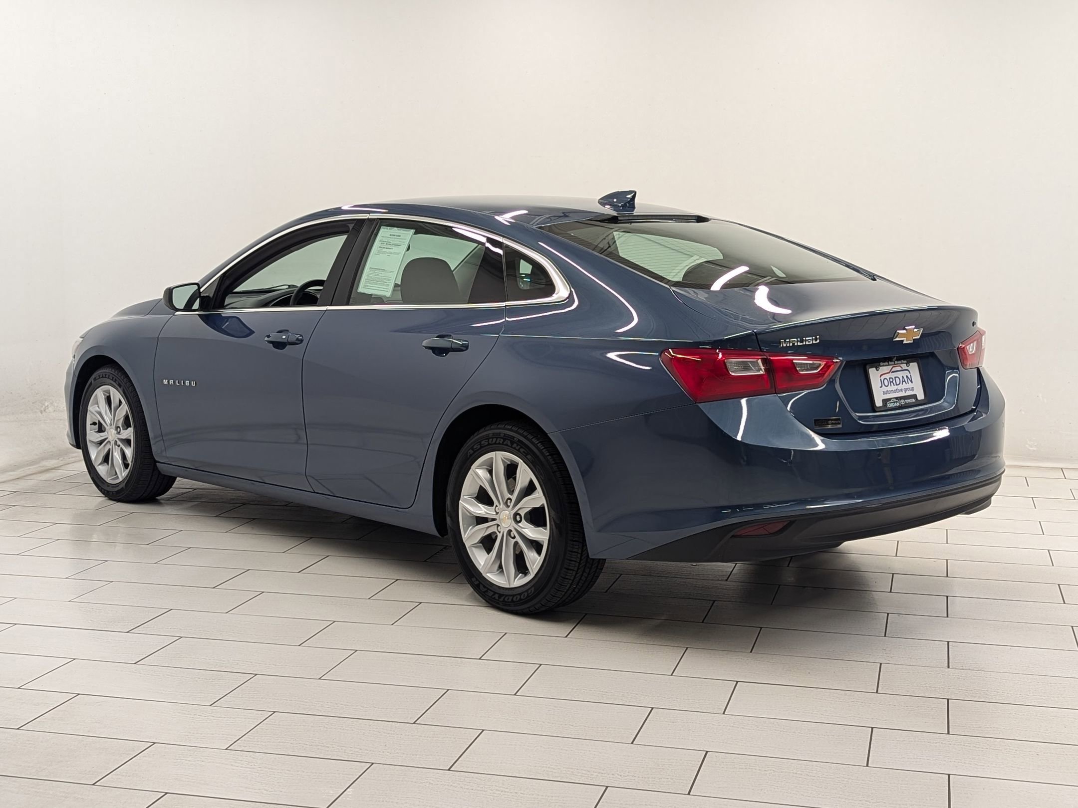 2024 Chevrolet Malibu 1LT photo 2