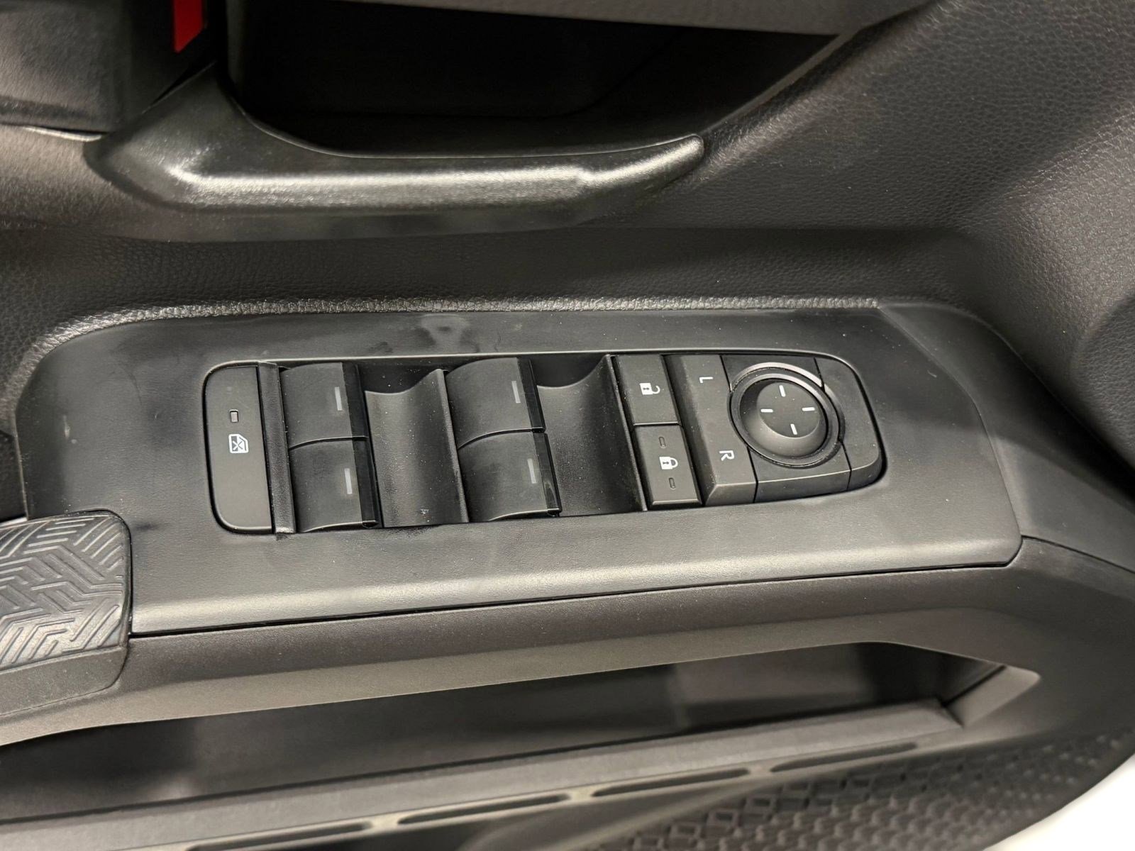 2026 Toyota Tacoma SR5 - Photo 20