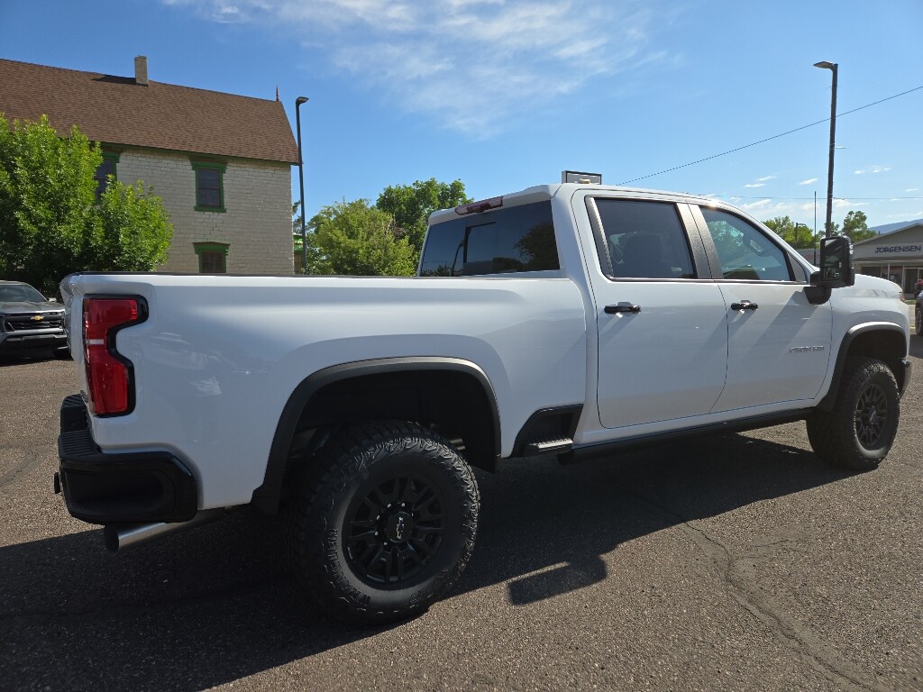2025 Chevrolet Silverado 2500HD ZR2 photo 3