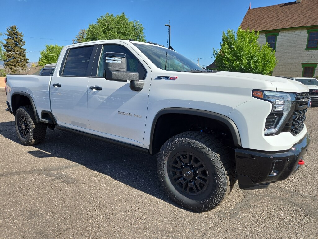2025 Chevrolet Silverado 2500HD ZR2 photo 2