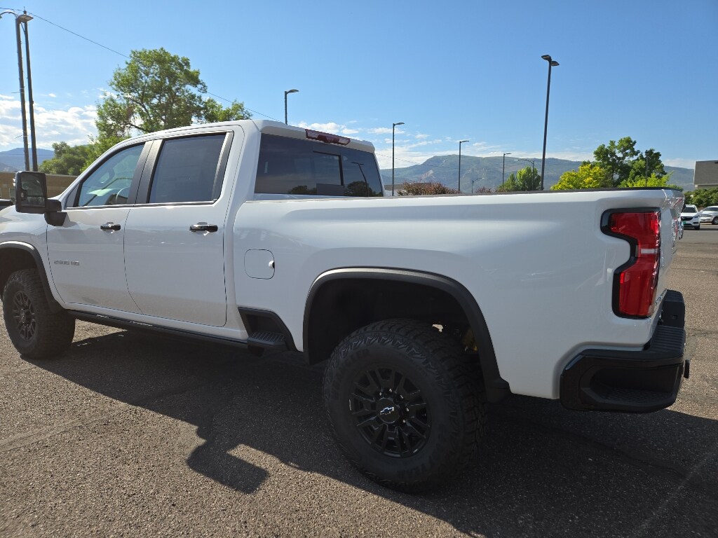 2025 Chevrolet Silverado 2500HD ZR2 photo 4