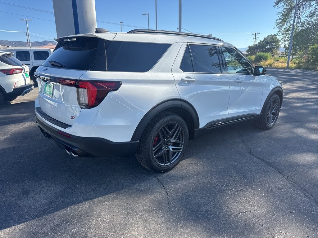 2025 Ford Explorer ST photo 2