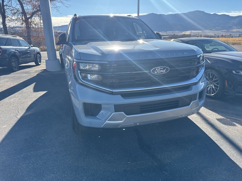 2025 Ford Expedition MAX Platinum photo 2