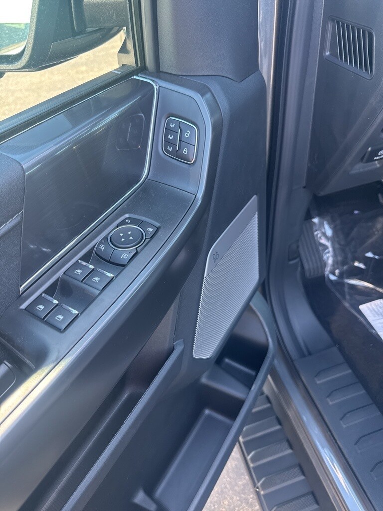 2025 Ford F-150 Lariat photo 3