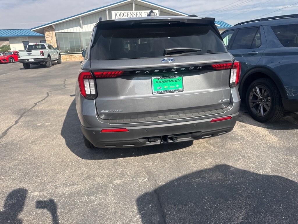 2025 Ford Explorer photo 2