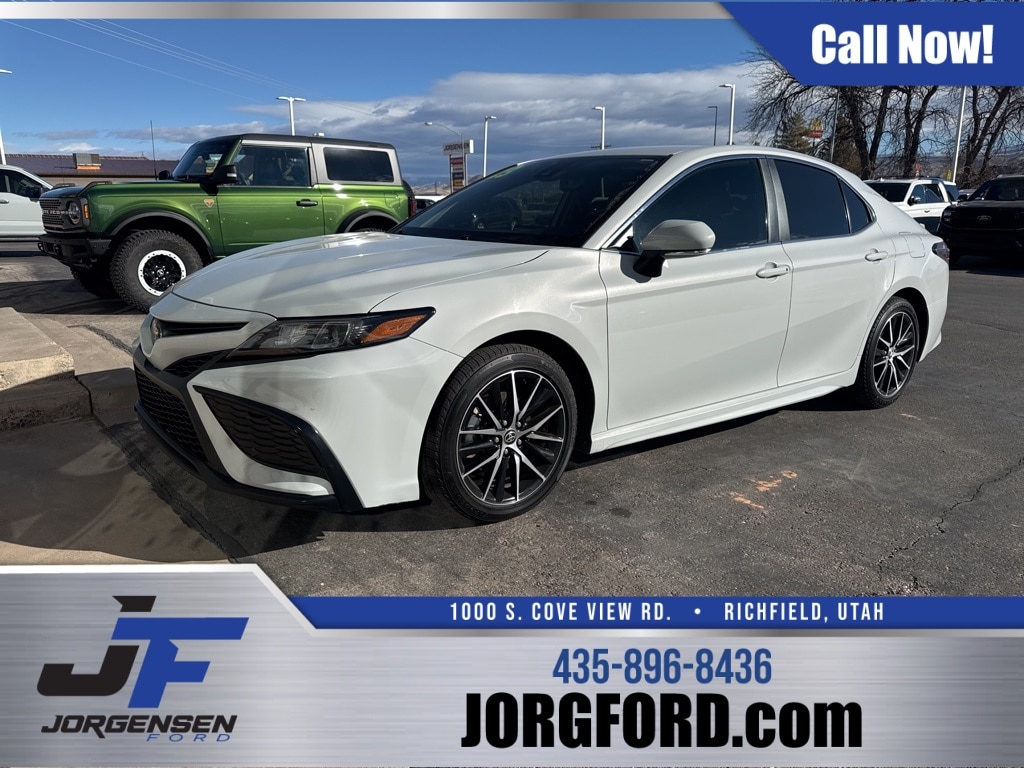 2023 Toyota Camry SE's photo