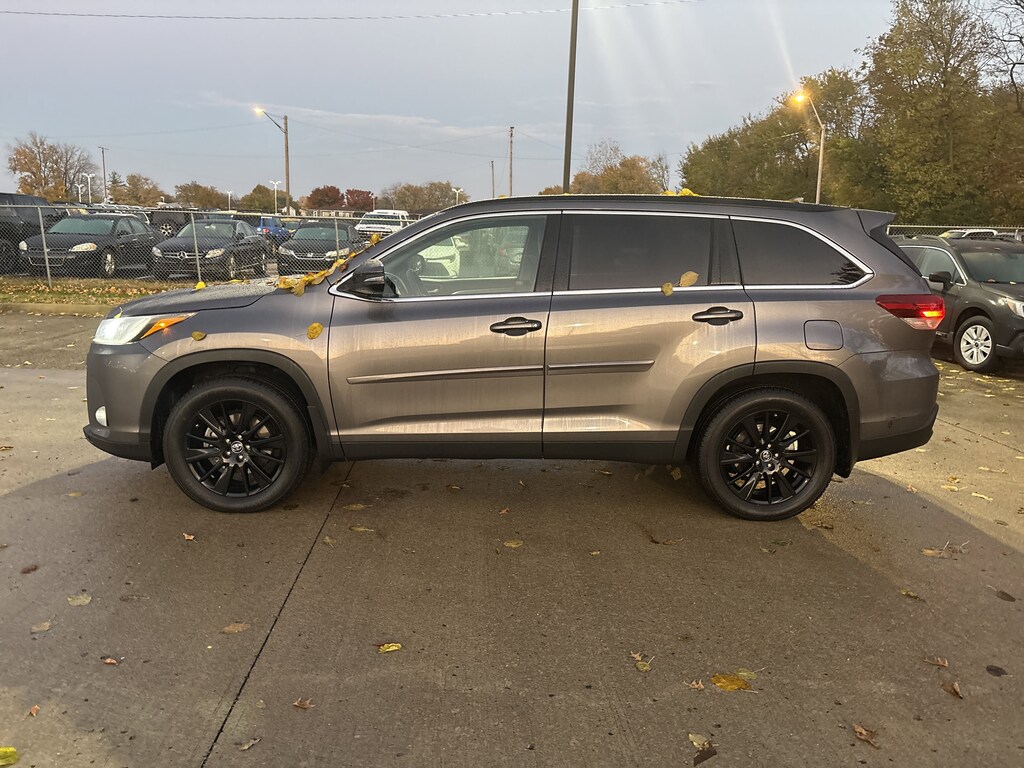 Used 2019 Toyota Highlander SE V6 SUV