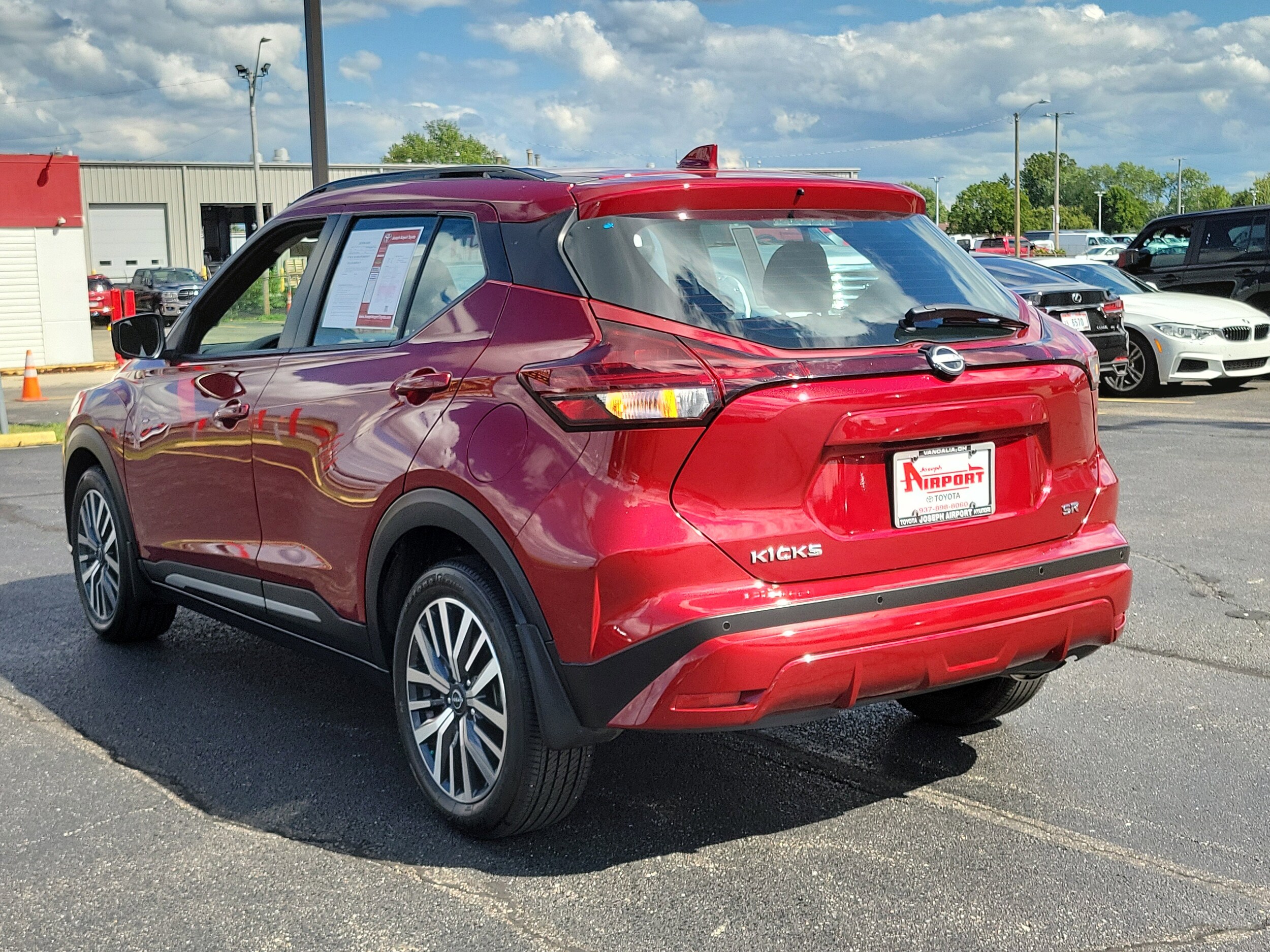 2023 Nissan Kicks SR photo 2