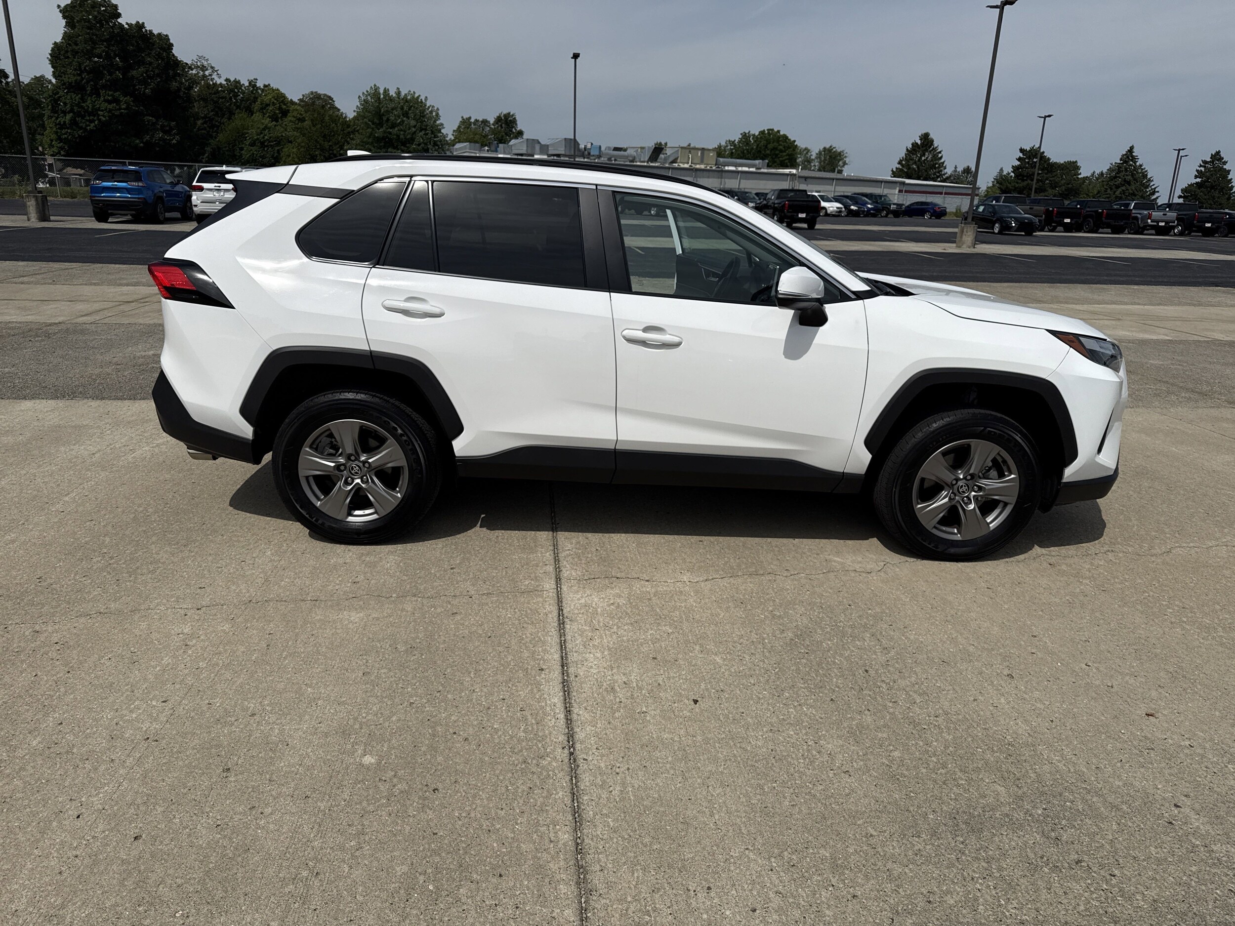 2024 Toyota RAV4 XLE photo 3