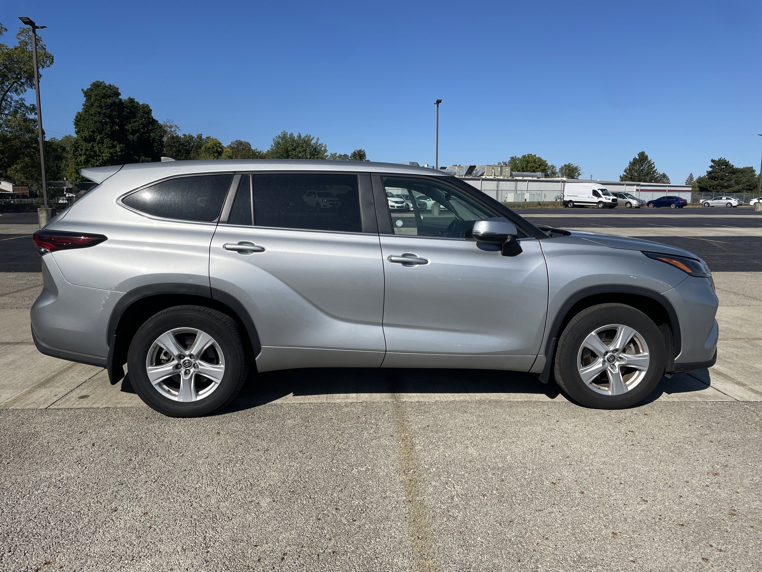 2024 Toyota Highlander LE photo 3