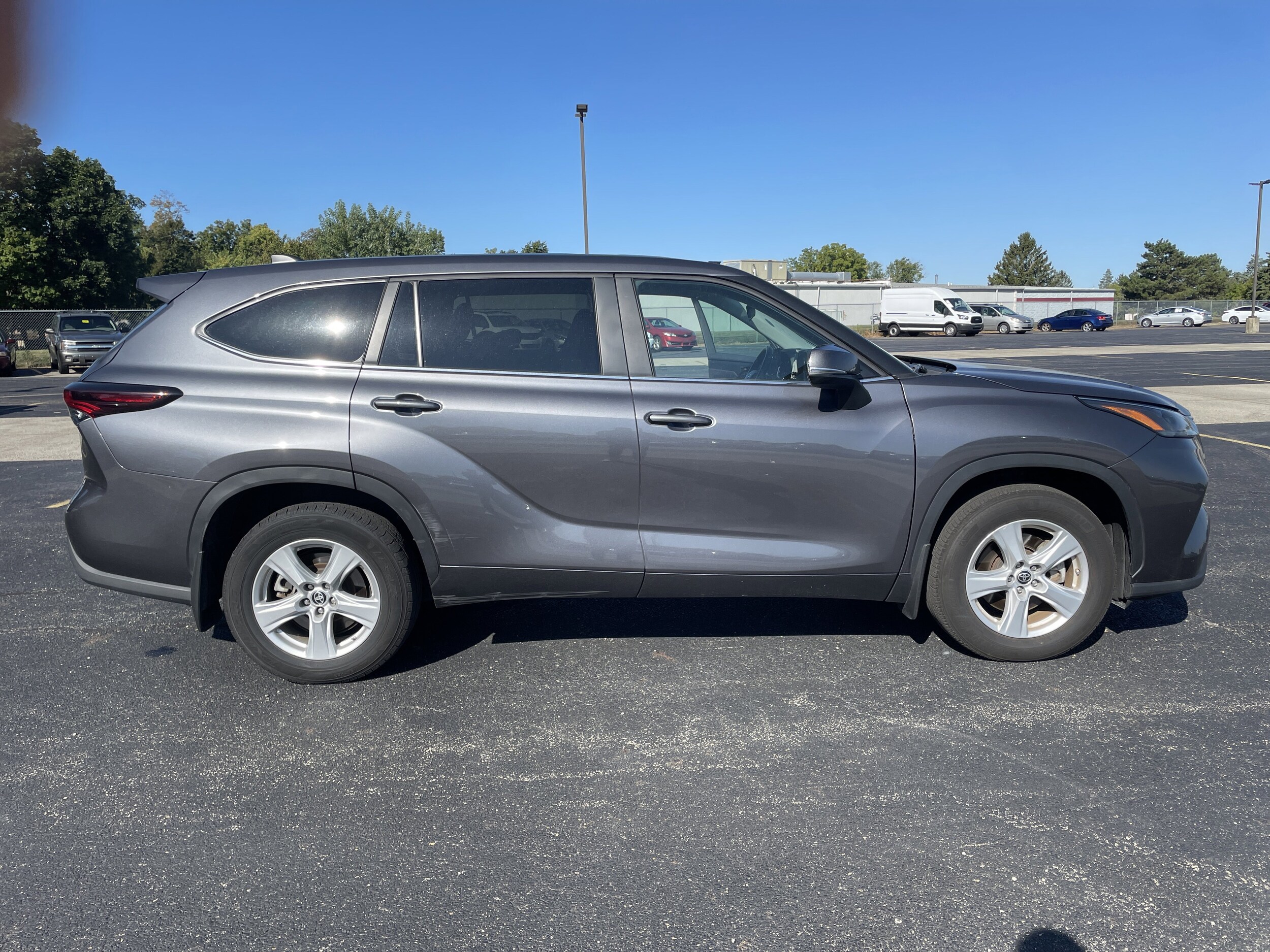 2024 Toyota Highlander LE photo 3