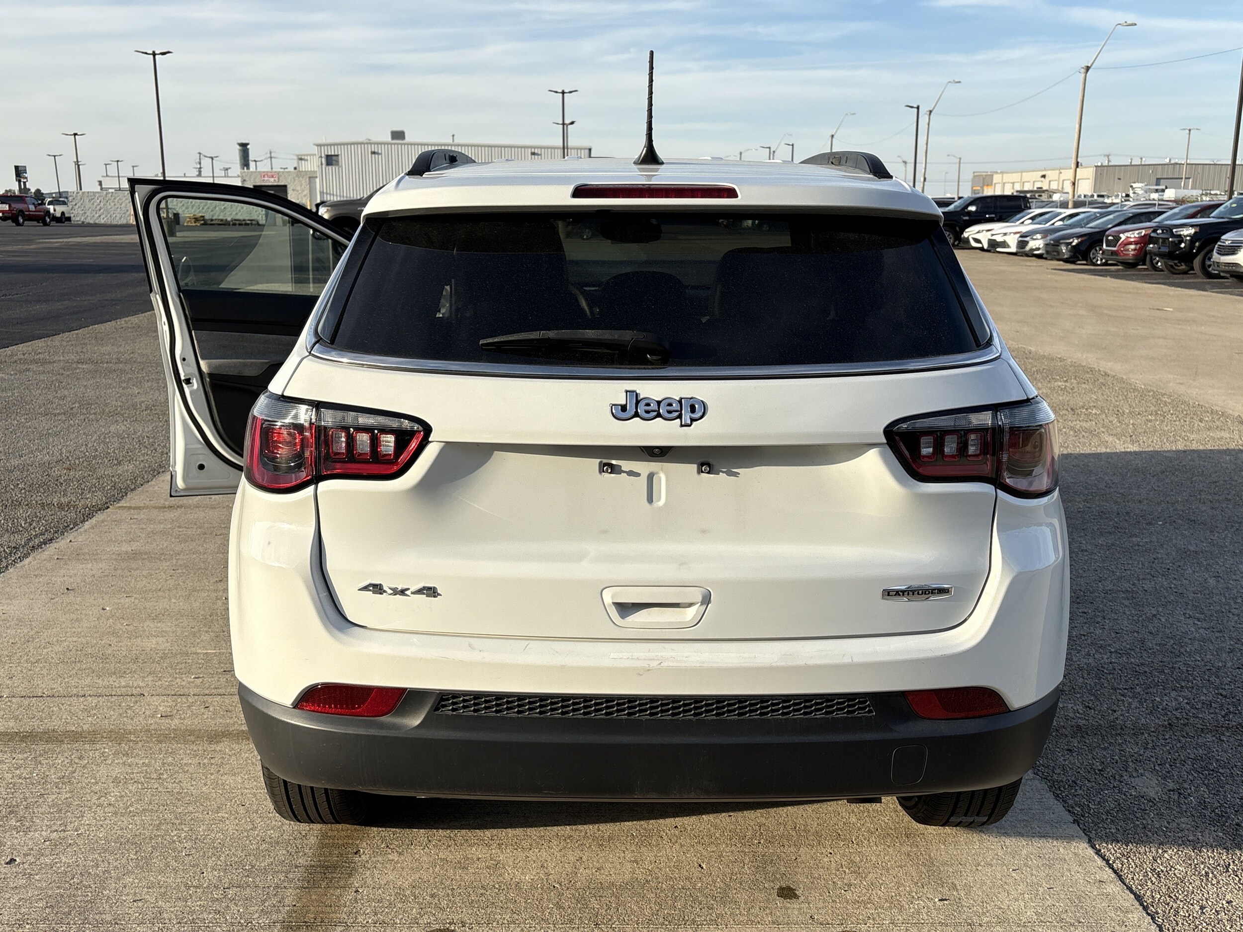 2023 Jeep Compass Latitude Lux Altitude photo 2