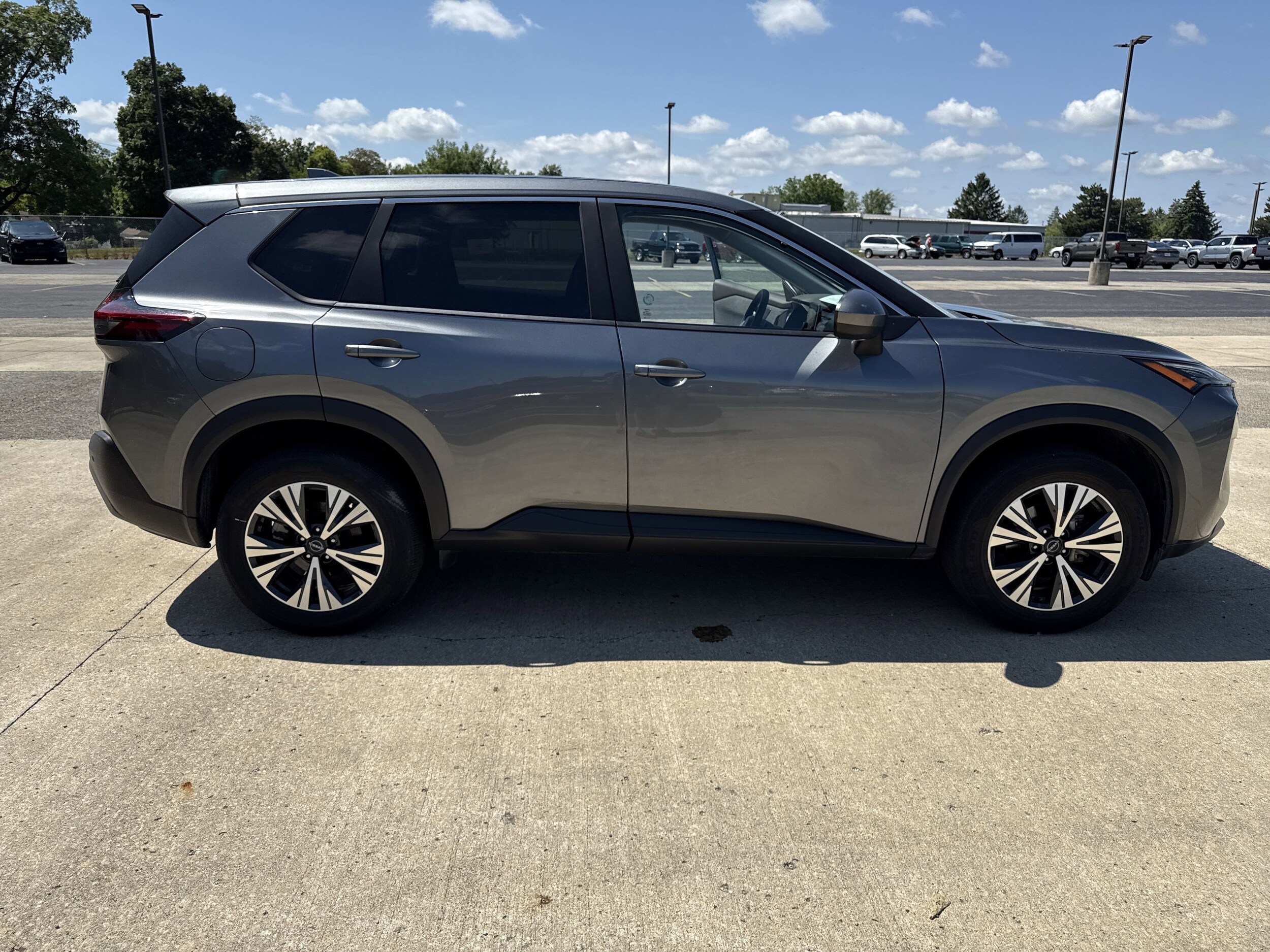 2023 Nissan Rogue SV photo 3