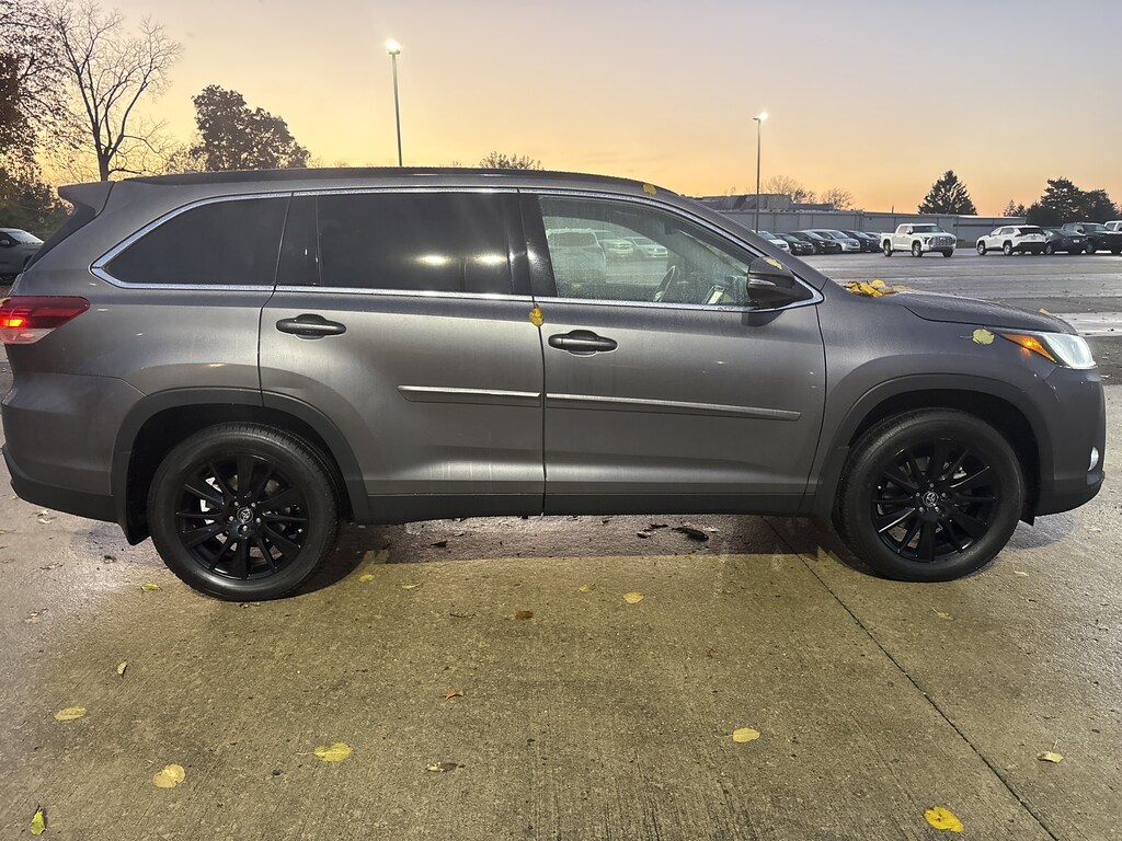 Used 2019 Toyota Highlander SE V6 SUV