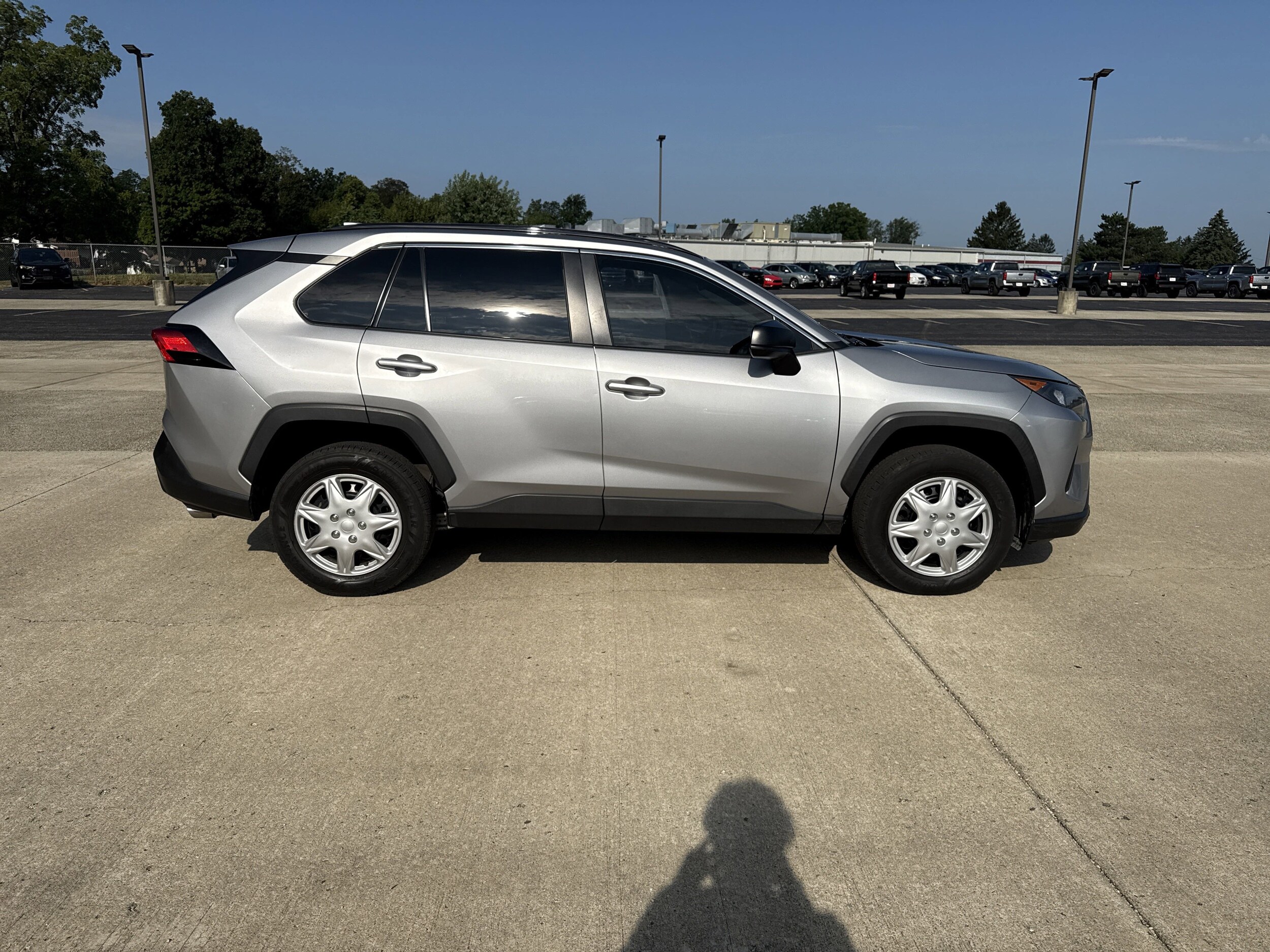 2020 Toyota RAV4 LE photo 3