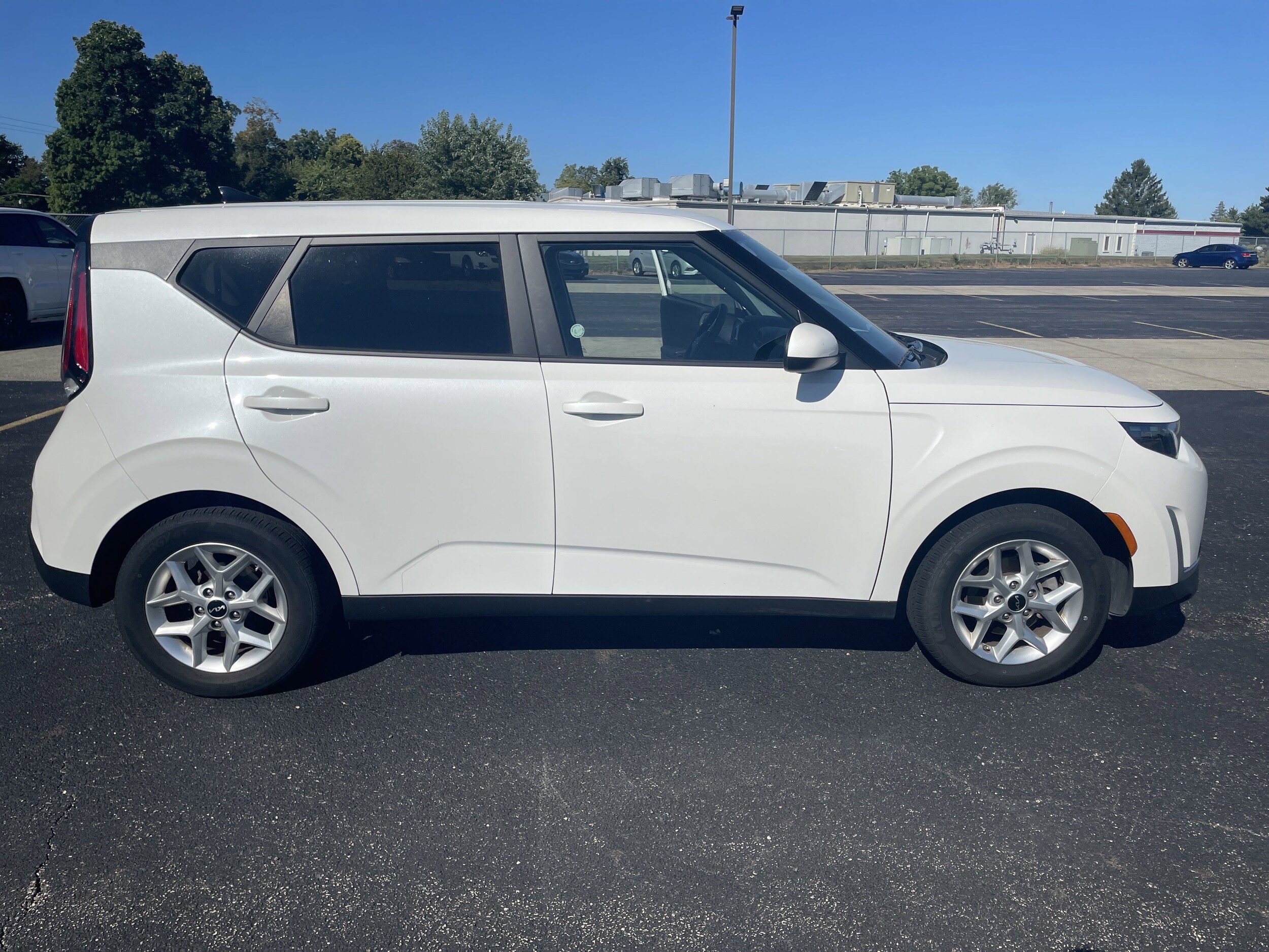 2024 Kia Soul LX photo 2