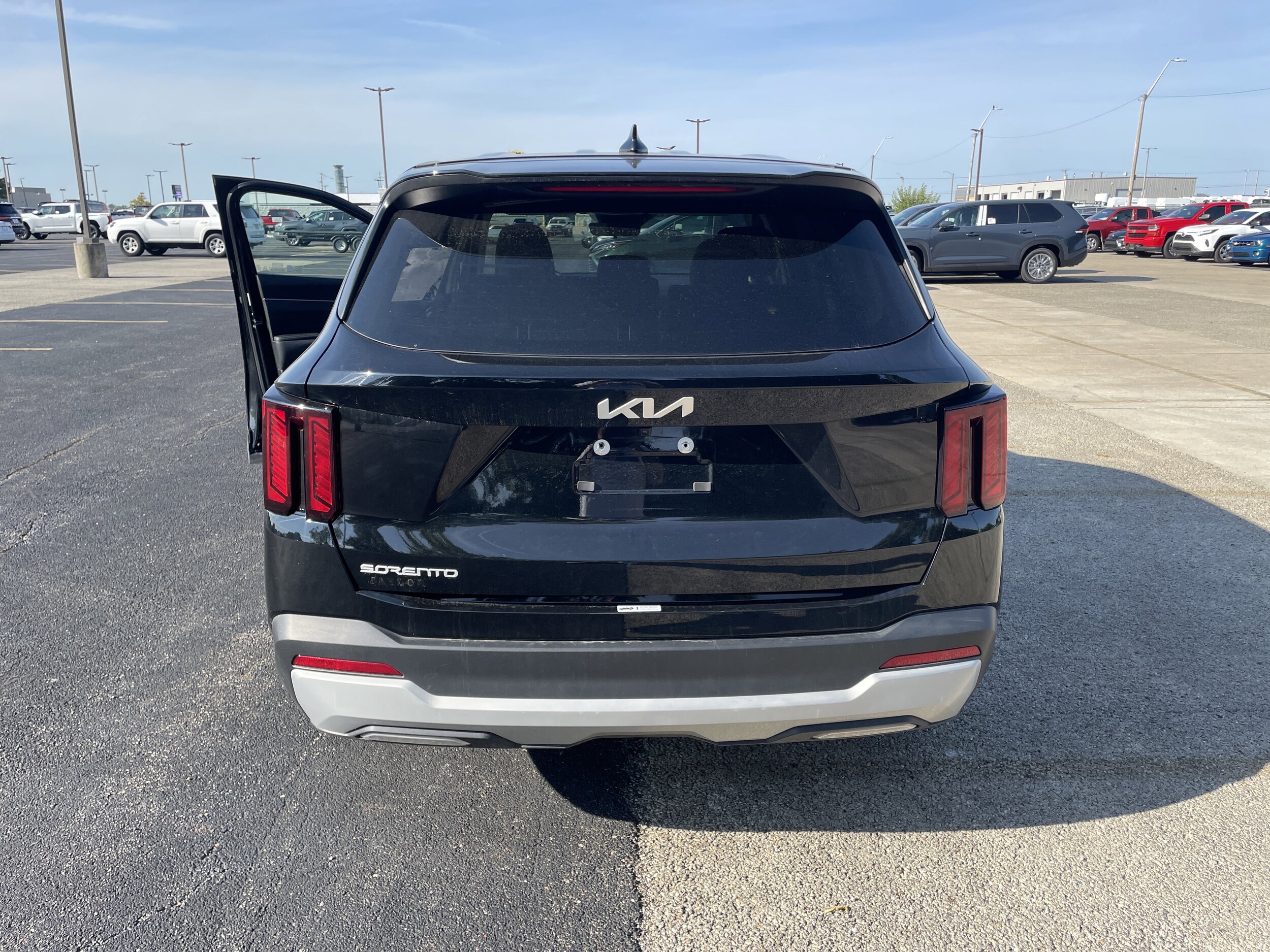 2024 Kia Sorento LX photo 2