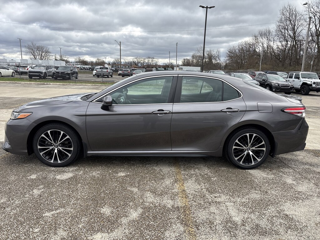 Used 2020 Toyota Camry SE Sedan