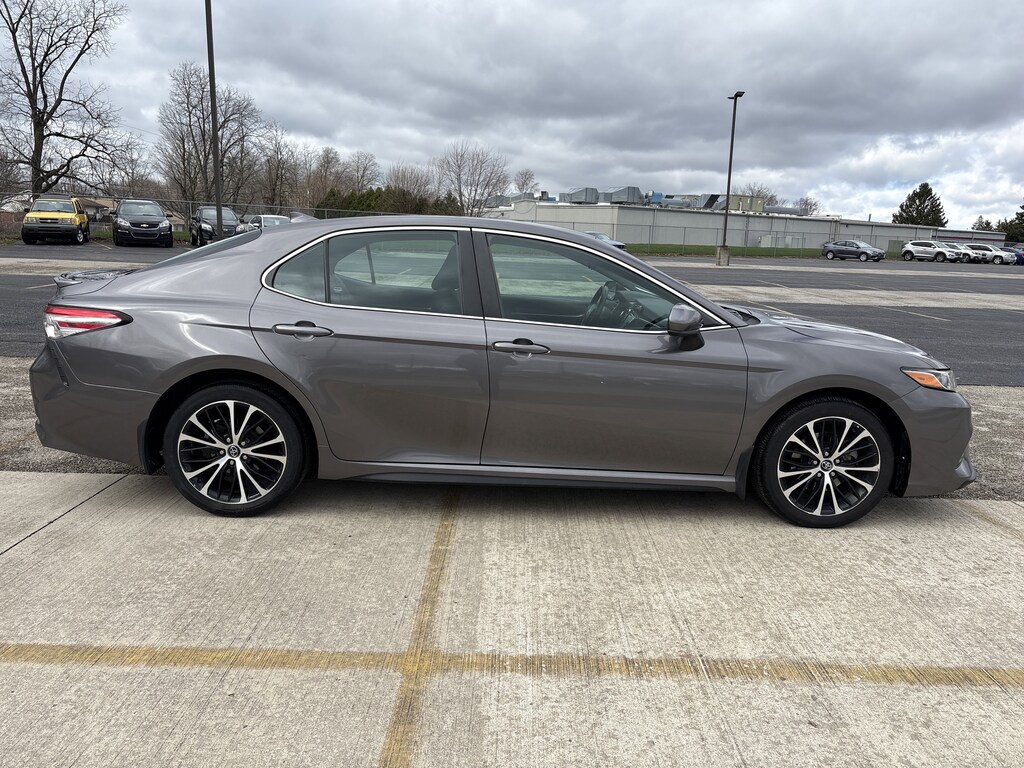 Used 2020 Toyota Camry SE Sedan