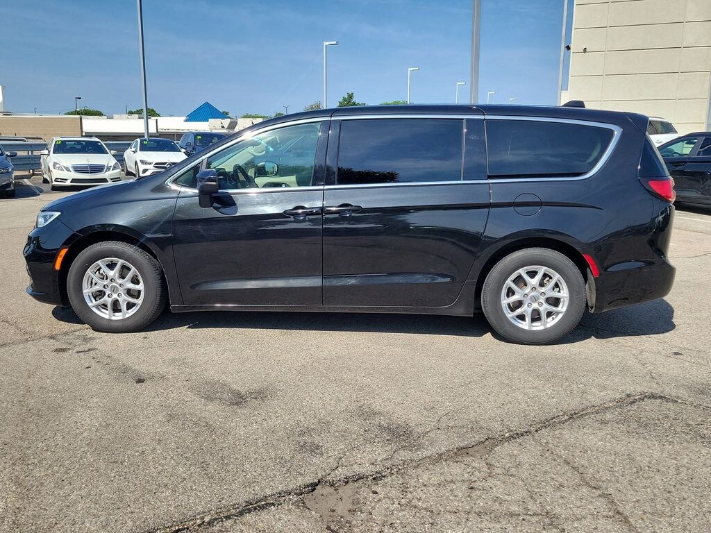 Used 2023 Chrysler Pacifica Touring L Van Passenger Van