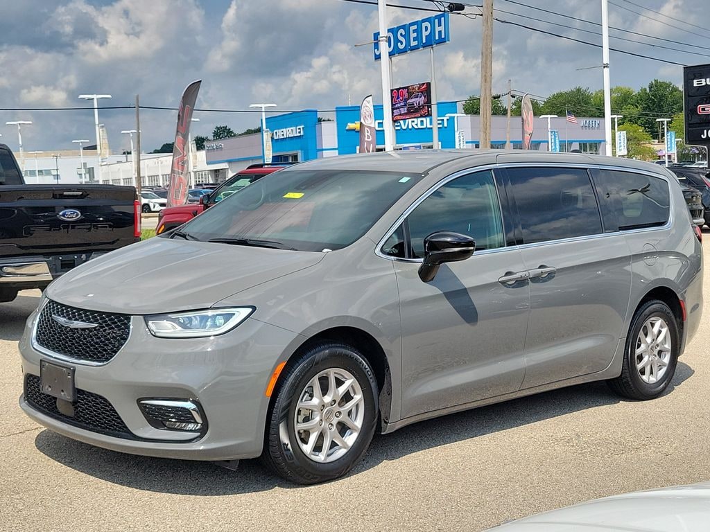 Used 2025 Chrysler Pacifica Select Minivan/Van