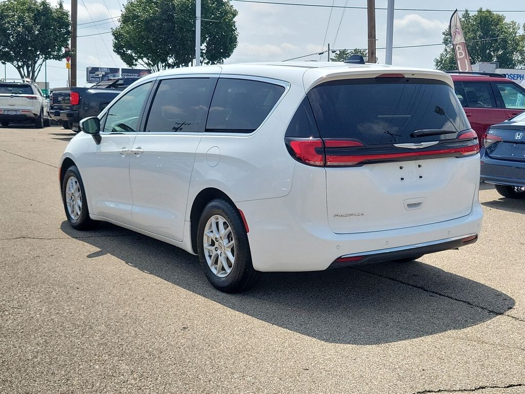 Used 2023 Chrysler Pacifica Touring L Minivan/Van