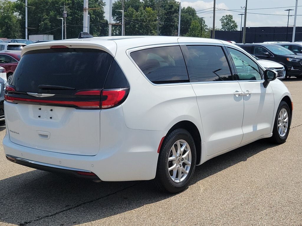 Used 2023 Chrysler Pacifica Touring L Minivan/Van