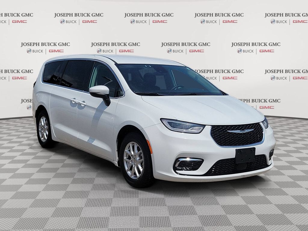 Used 2023 Chrysler Pacifica Touring L Minivan/Van