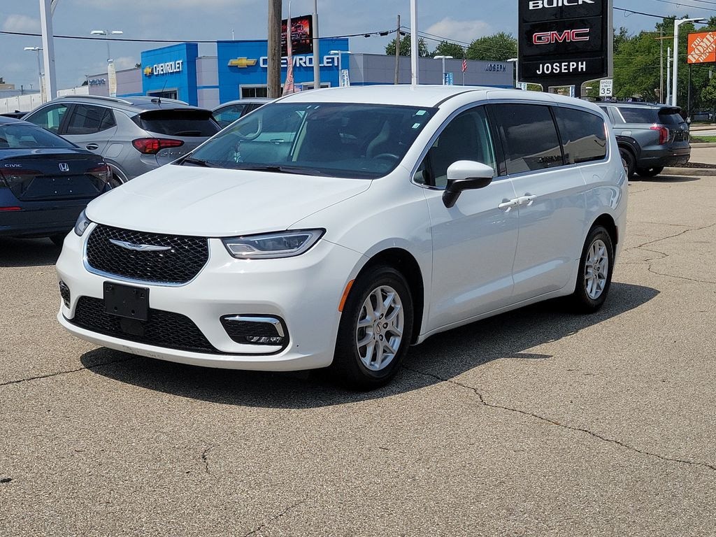 Used 2023 Chrysler Pacifica Touring L Minivan/Van