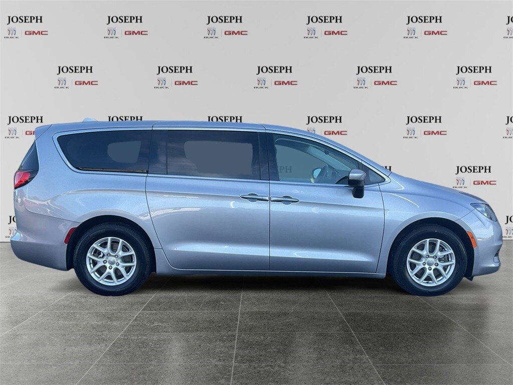 Used 2017 Chrysler Pacifica LX Minivan/Van