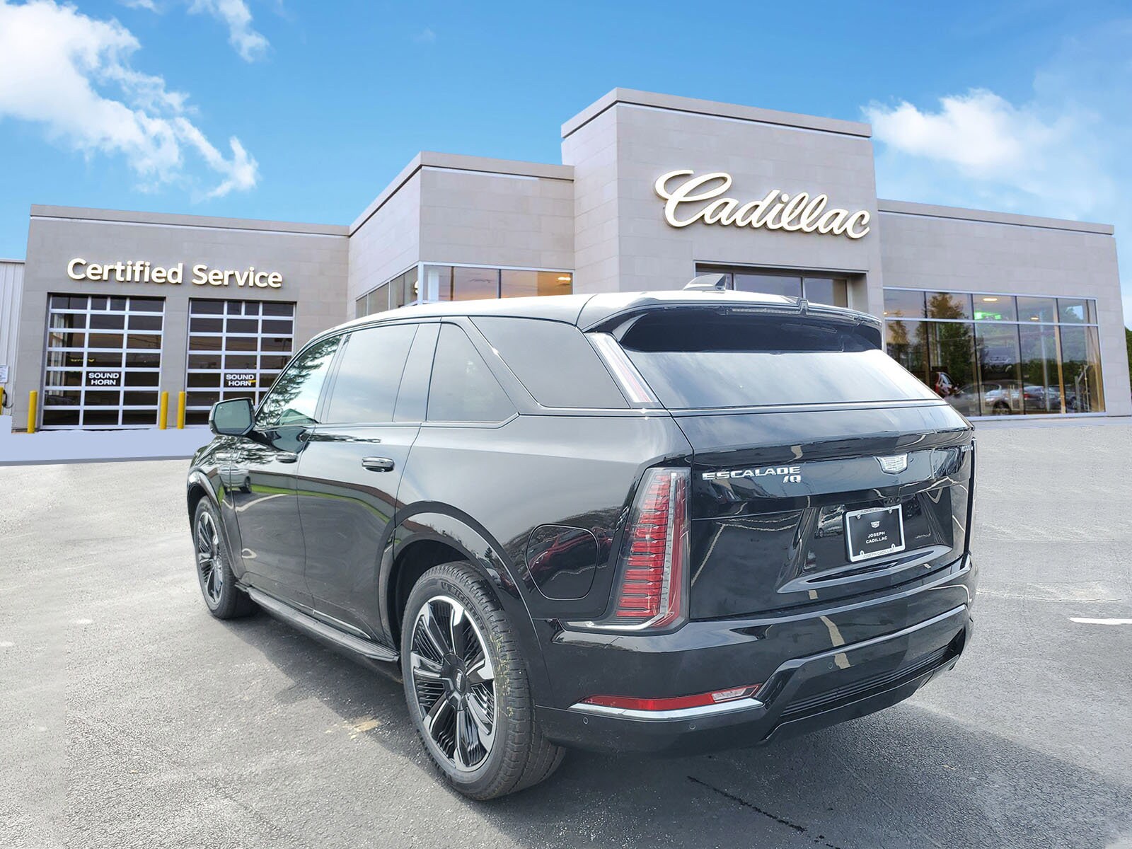 2025 Cadillac Escalade IQ Sport photo 2